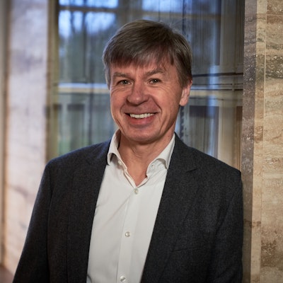 Spitzenkoch Joachim Wissler lehnt an einer Wand im Grandhotel Schloss Bensberg.