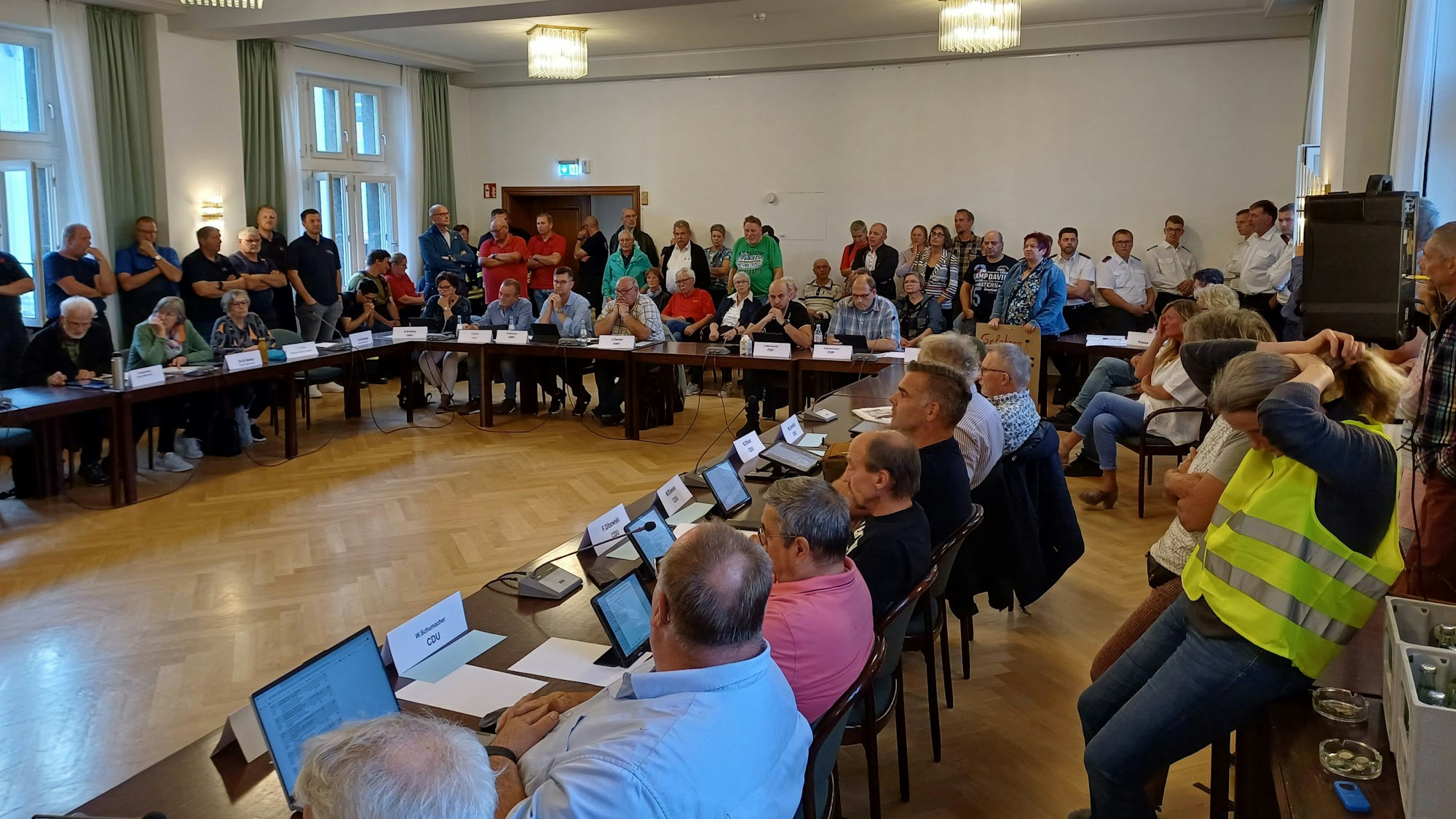 Voll war es im Besucherbereich des Ratssaals. Das lag nicht nur an Feuerwehrmitgliedern, sondern vor allen Dingen an Bürgern aus Witscheiderhof, die gegen einen Bau eines Mobilfunkmastes protestierten.