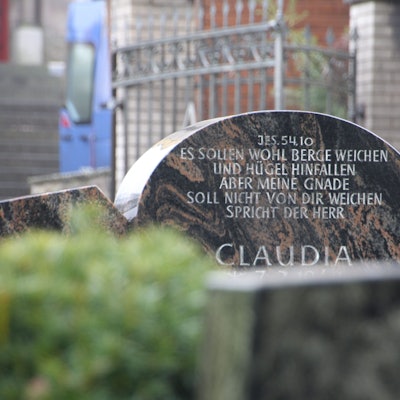 Ein Grabstein mit dem Namen der Ermordeten.