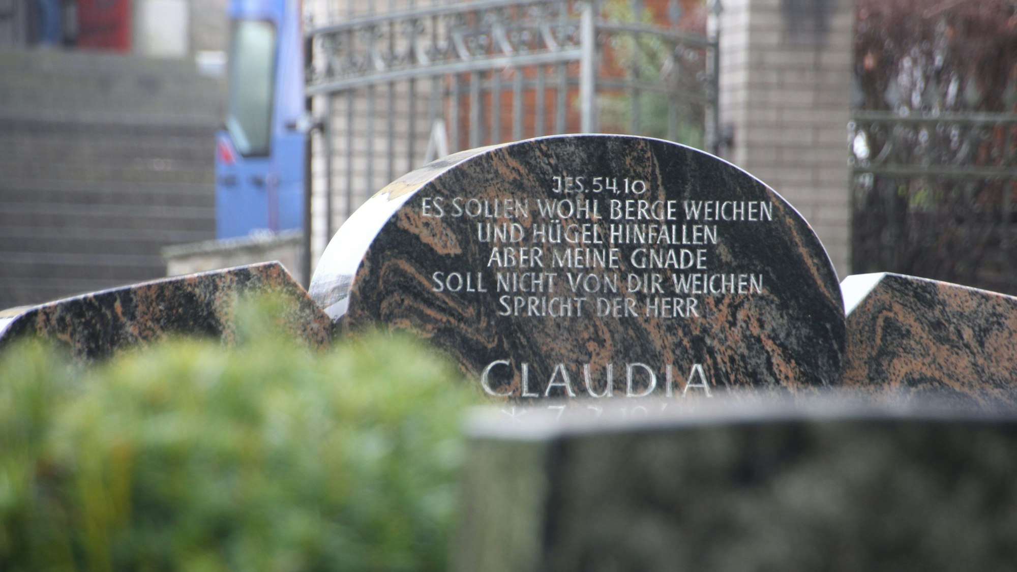 Ein Grabstein mit dem Namen der Ermordeten.