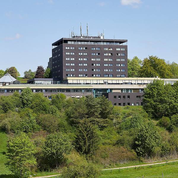Die ehemalige Eifelhöhen-Klinik liegt im Grünen am Ortsrand von Marmagen.