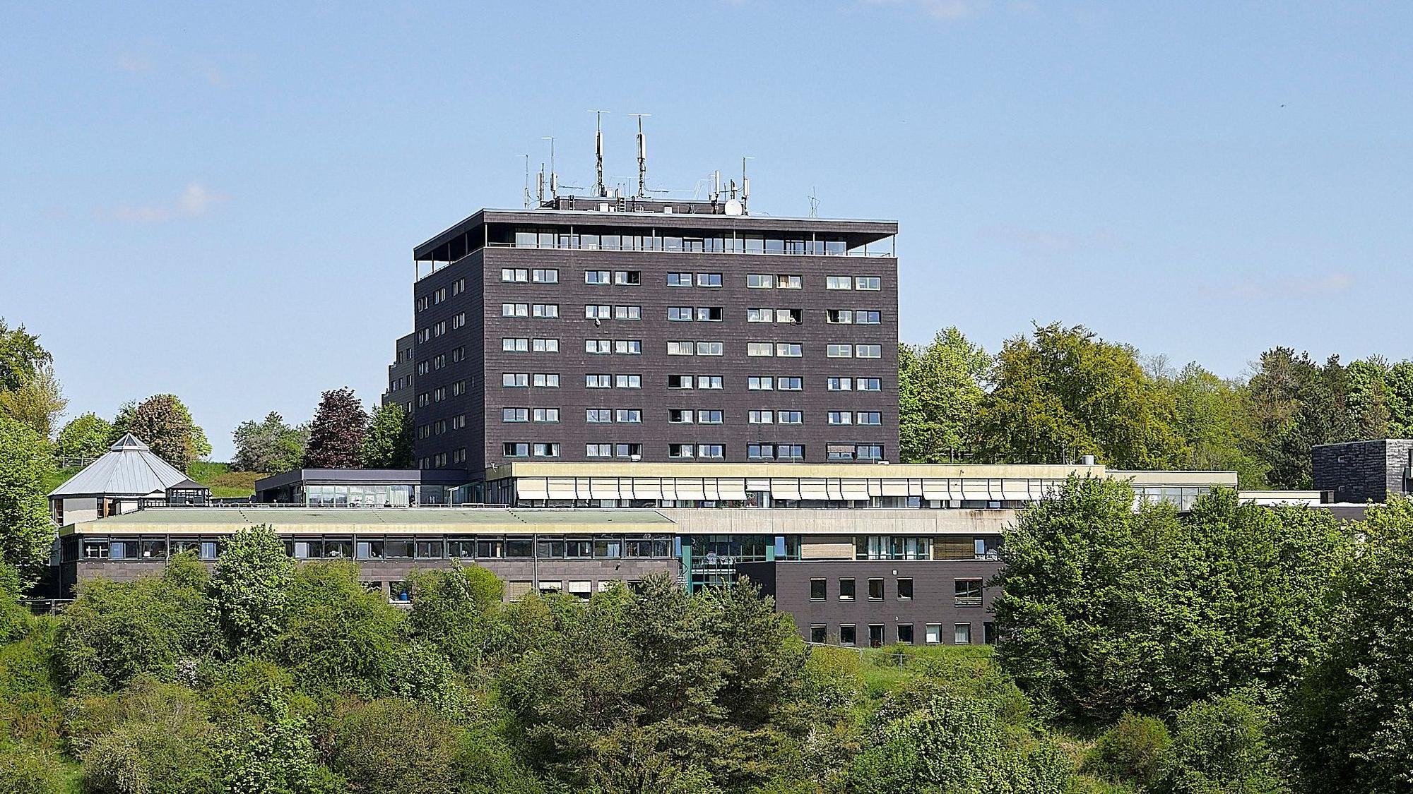 Das Archivbild zeigt den Gebäudekomplex der ehemaligen Eifelhöhen-Klinik in Nettersheim-Marmagen bei sommerlichem Wetter.