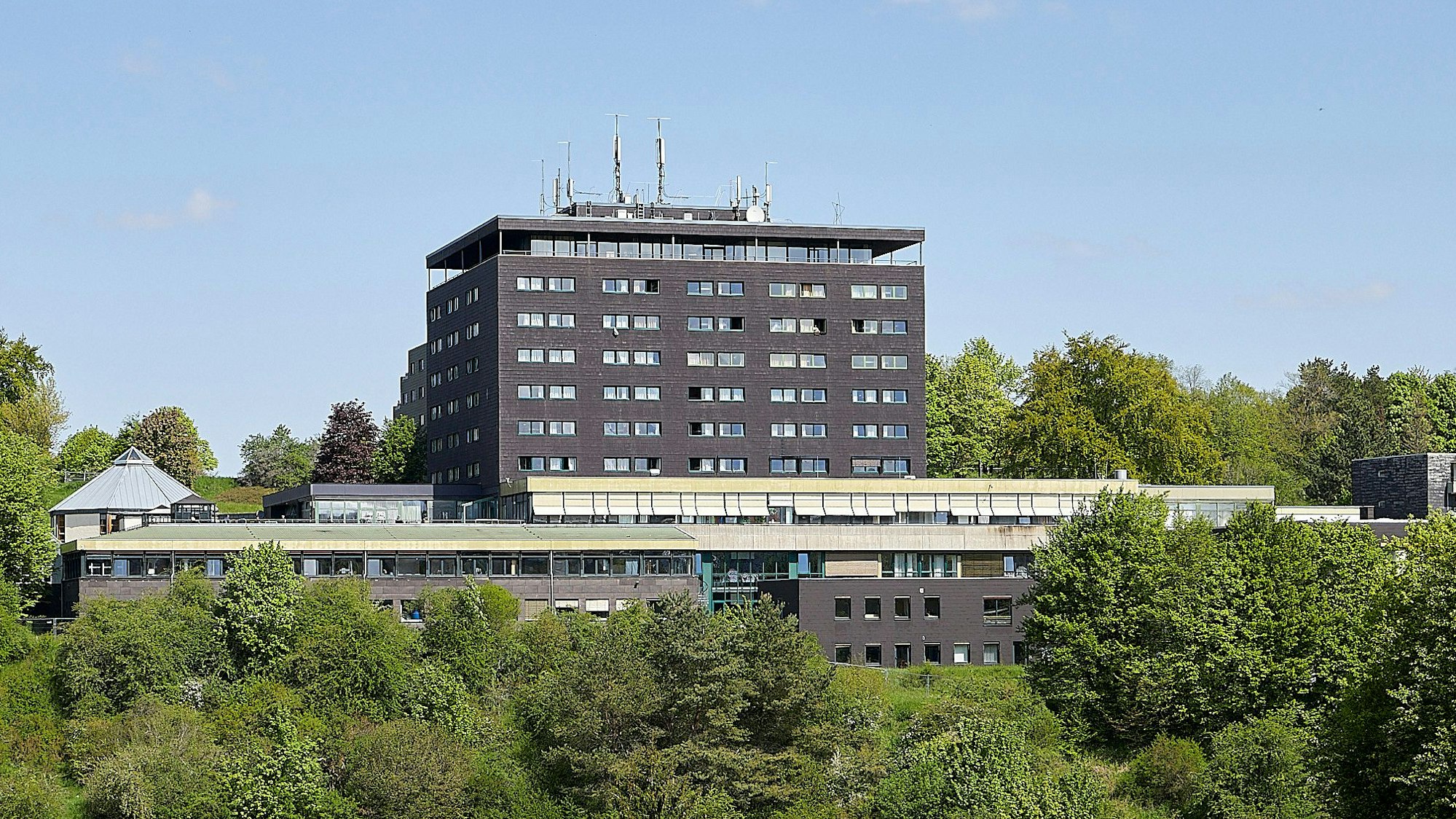 Das Archivbild zeigt den Gebäudekomplex der ehemaligen Eifelhöhen-Klinik in Nettersheim-Marmagen bei sommerlichem Wetter.