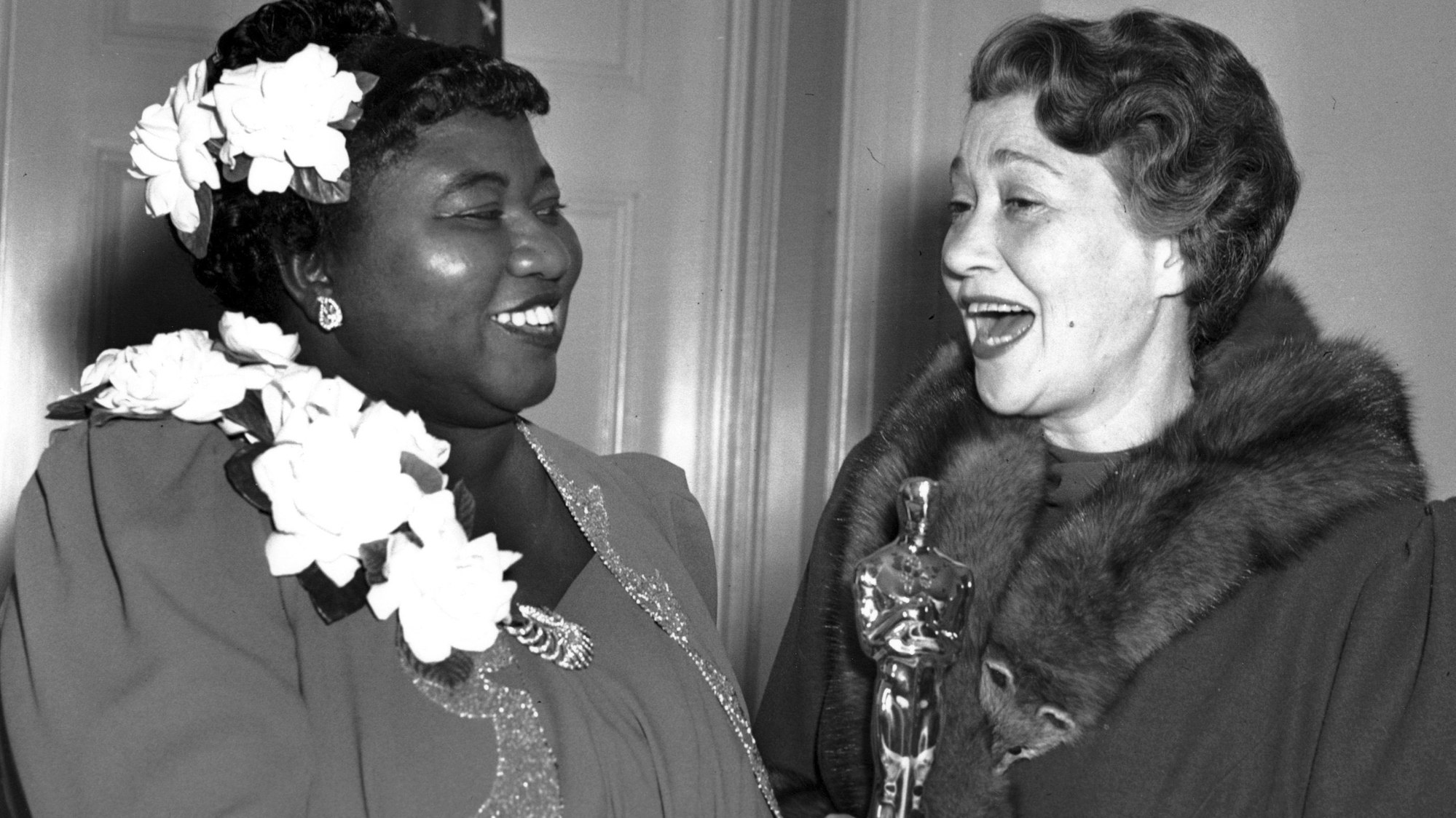 Hattie McDaniel erhielt den Oscar aus den Händen ihrer Kollegin Fay Bainter, die den Preis ein Jahr zuvor für ihre Rolle in „Jezebel – Die boshafte Lady“ gewonnen hatte.