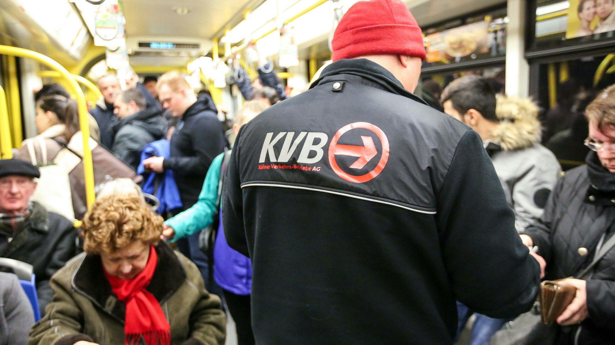 Ein Kontrolleur der KVB kontrolliert die Fahrkarten.