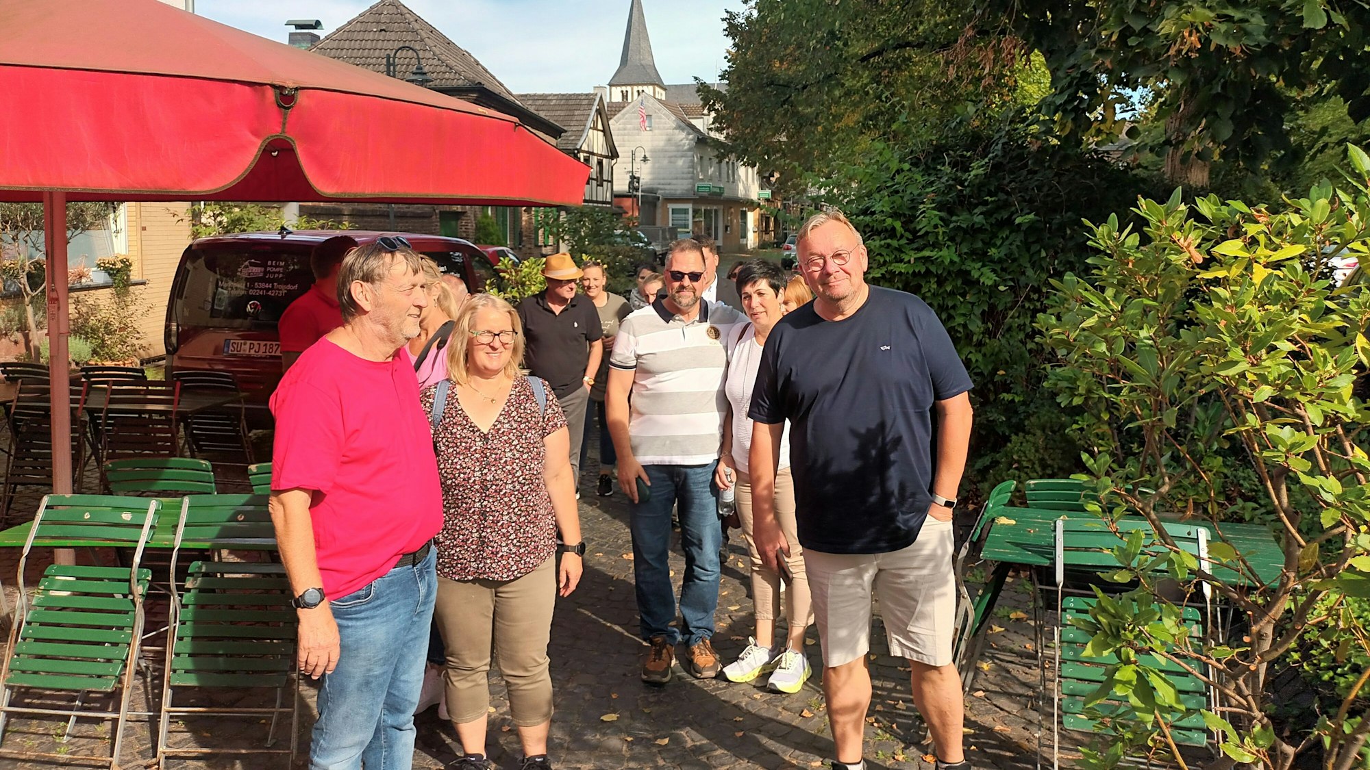 Männer und Frauen gehen spazieren.