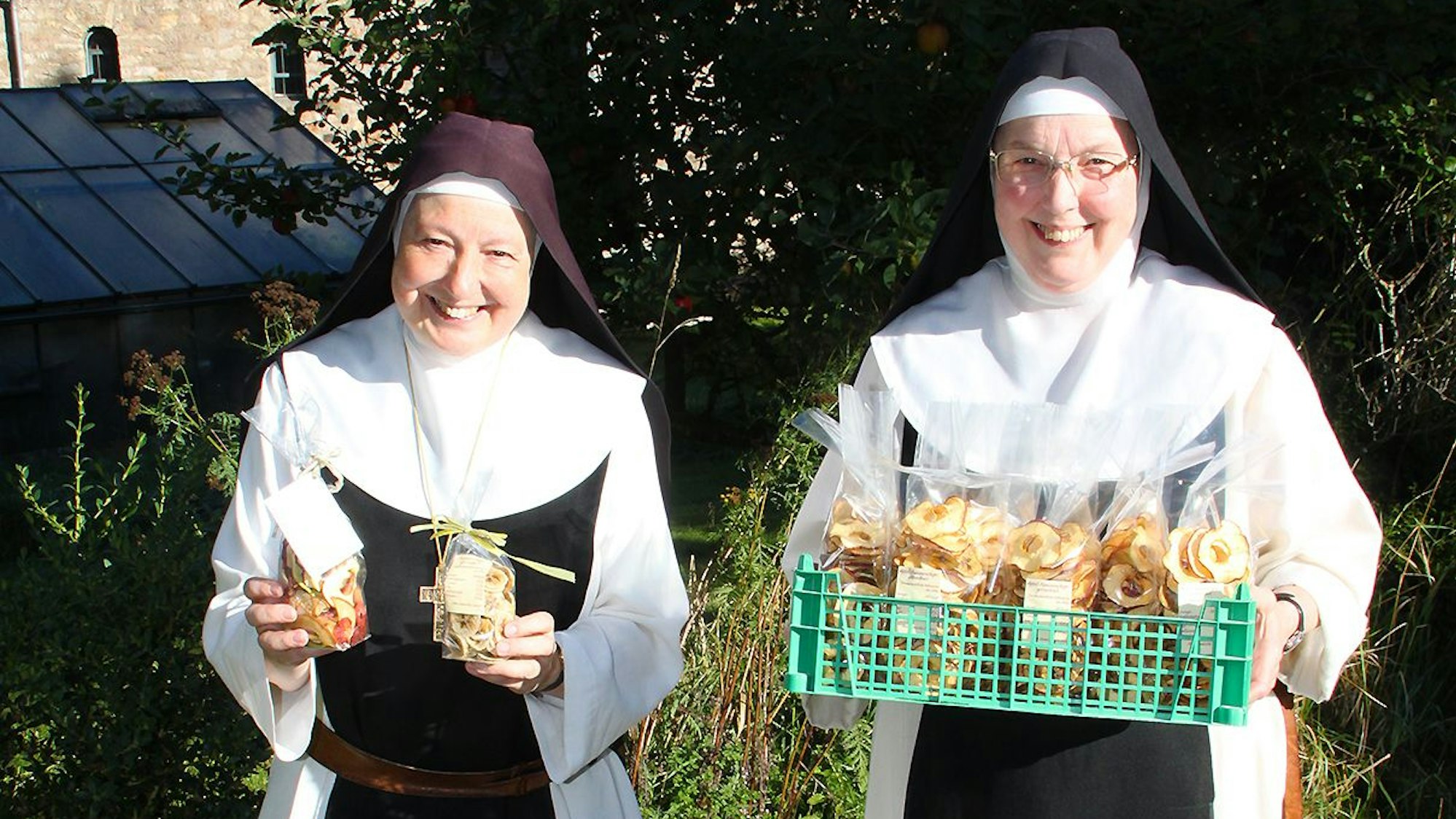 Zwei Ordensfrauen halten im Kloster hergestellte Lebensmittel, die in Klosterläden in Steinfeld und Mariawald verkauft werden.
