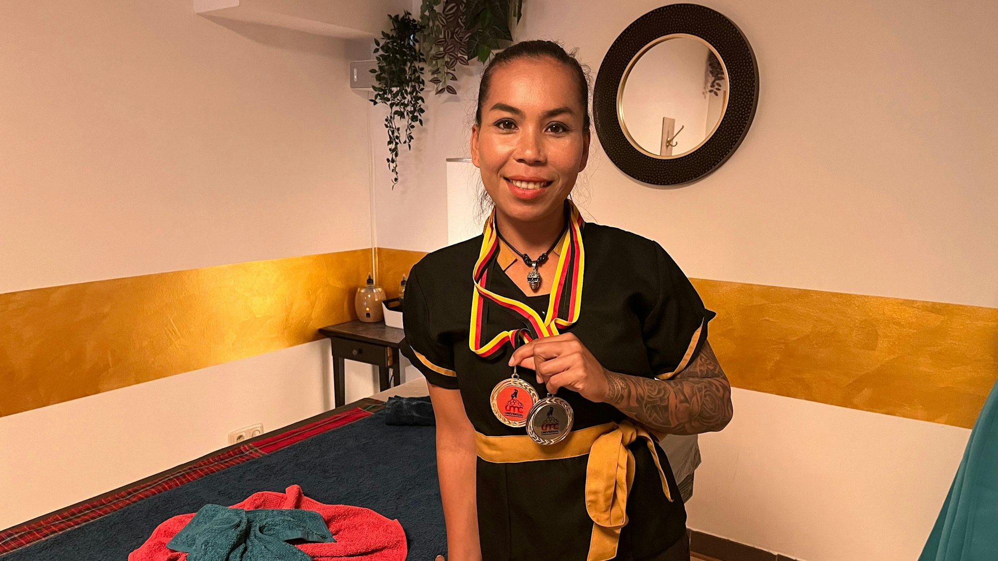 Thanakorn Buch gewannt zwei Medaillen bei der „Universal Massage Championship“ im September.