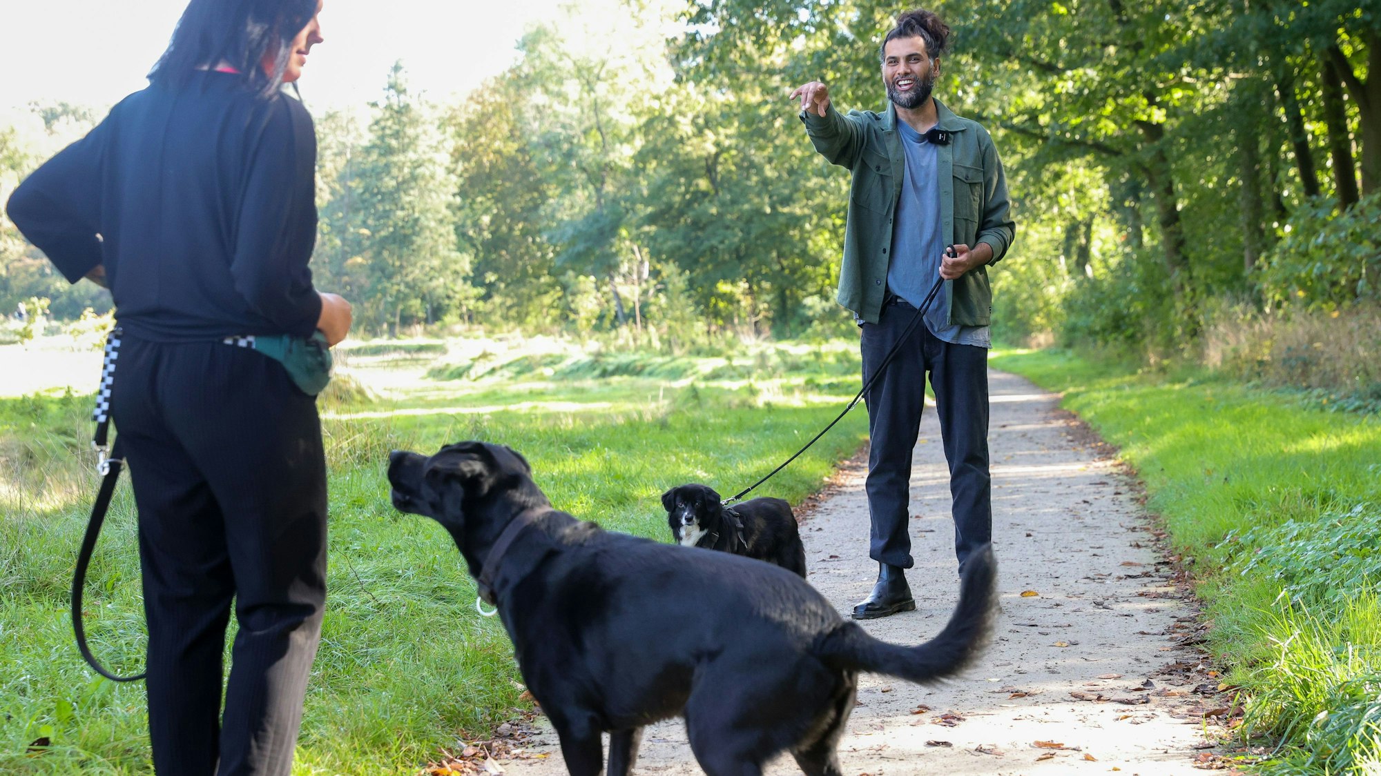 Masih Samin bei einer Hundebegegnung auf einem Waldweg.