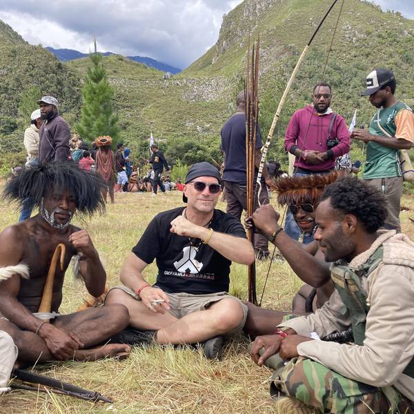 Maic Stausberg (Mitte) zu Gast in Westpapua.