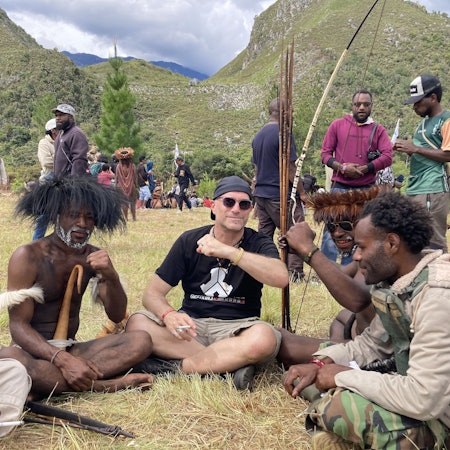 Maic Stausberg (Mitte) zu Gast in Westpapua.