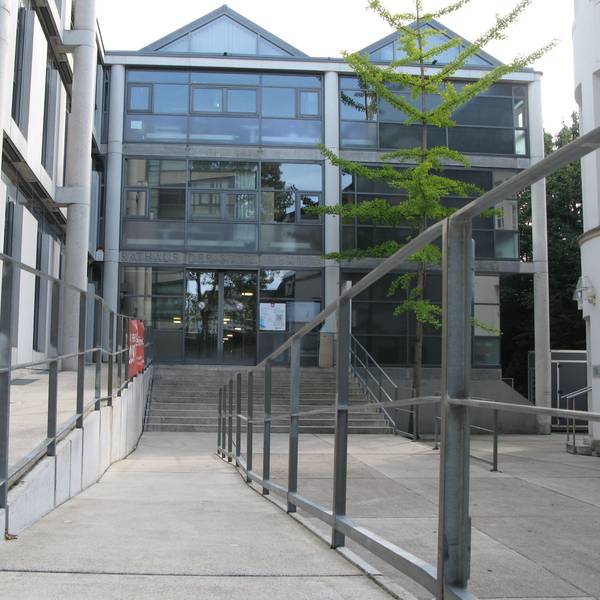 Das Bild zeigt den Eingang des Hennefer Rathauses mit Treppe und Rampe.