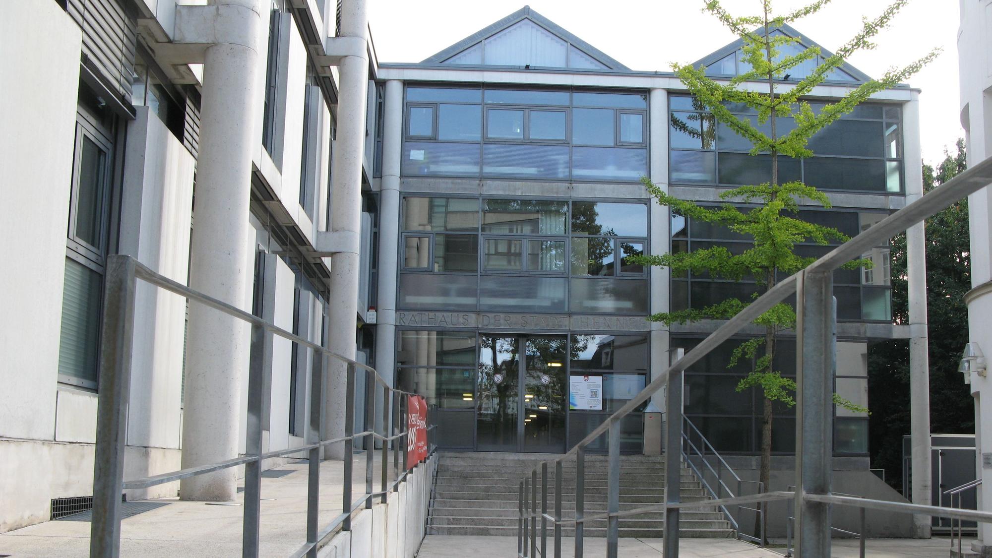 Der Haupteingang des Rathauses in Hennef mit Treppe und Rampe.