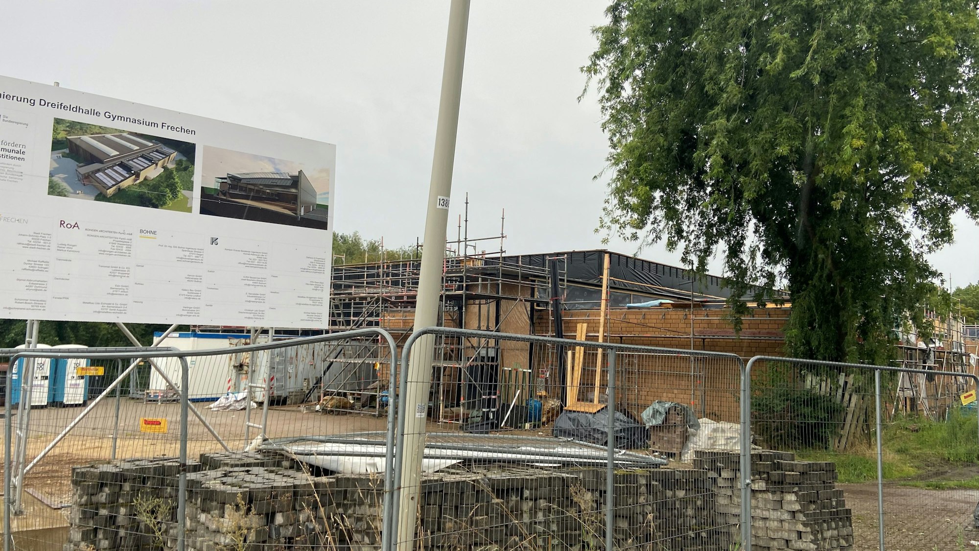Das Bild zeigt die Baustelle zur Sanierung der Dreifachhalle des Gymnasiums Frechen