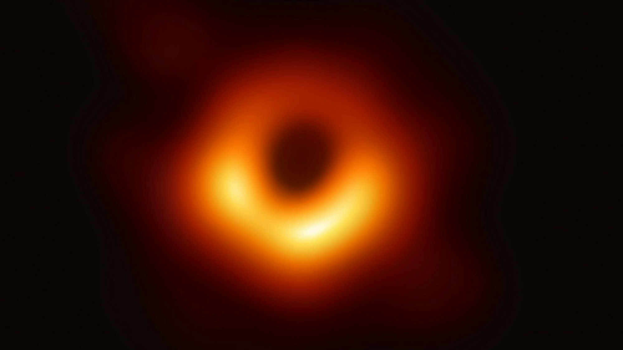 Das supermassereiche Schwarze Loch im Zentrum der benachbarten Galaxie Messier 87, dessen Schatten vom Event-Horizon-Teleskop abgebildet wurde. Forscher konnten nun nachweisen, dass das Schwarze Loch rotiert. (Archivbild)