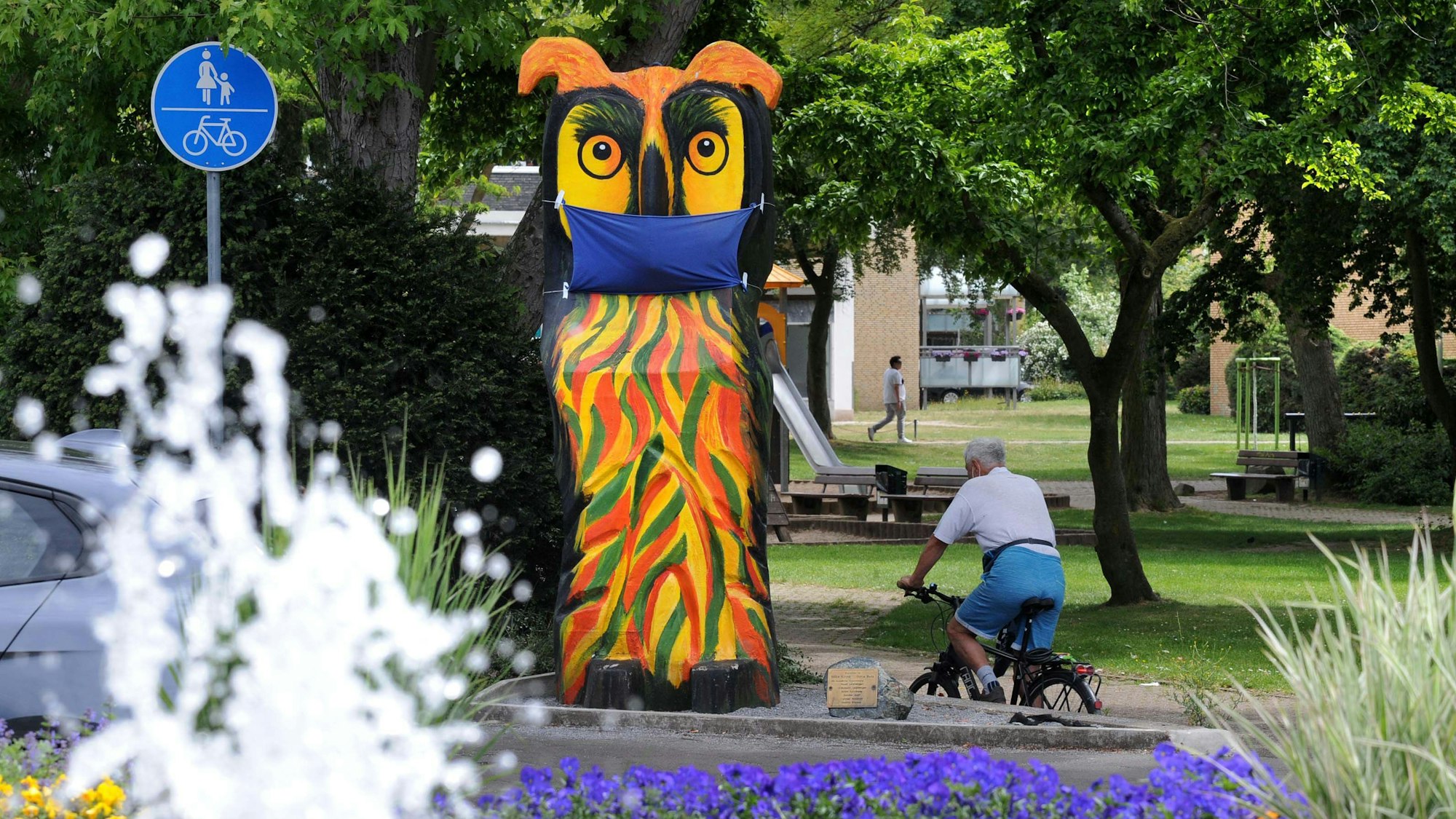 Eule mit Mundschutz am Kreisel in Leichlingen