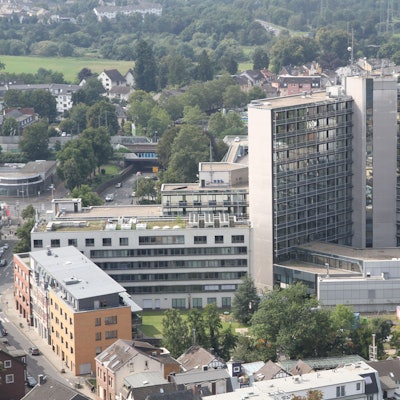 Das Bild zeigt das Hochhaus der Kreisverwaltung Rhein-Sieg vom Michaelsberg aus gesehen.