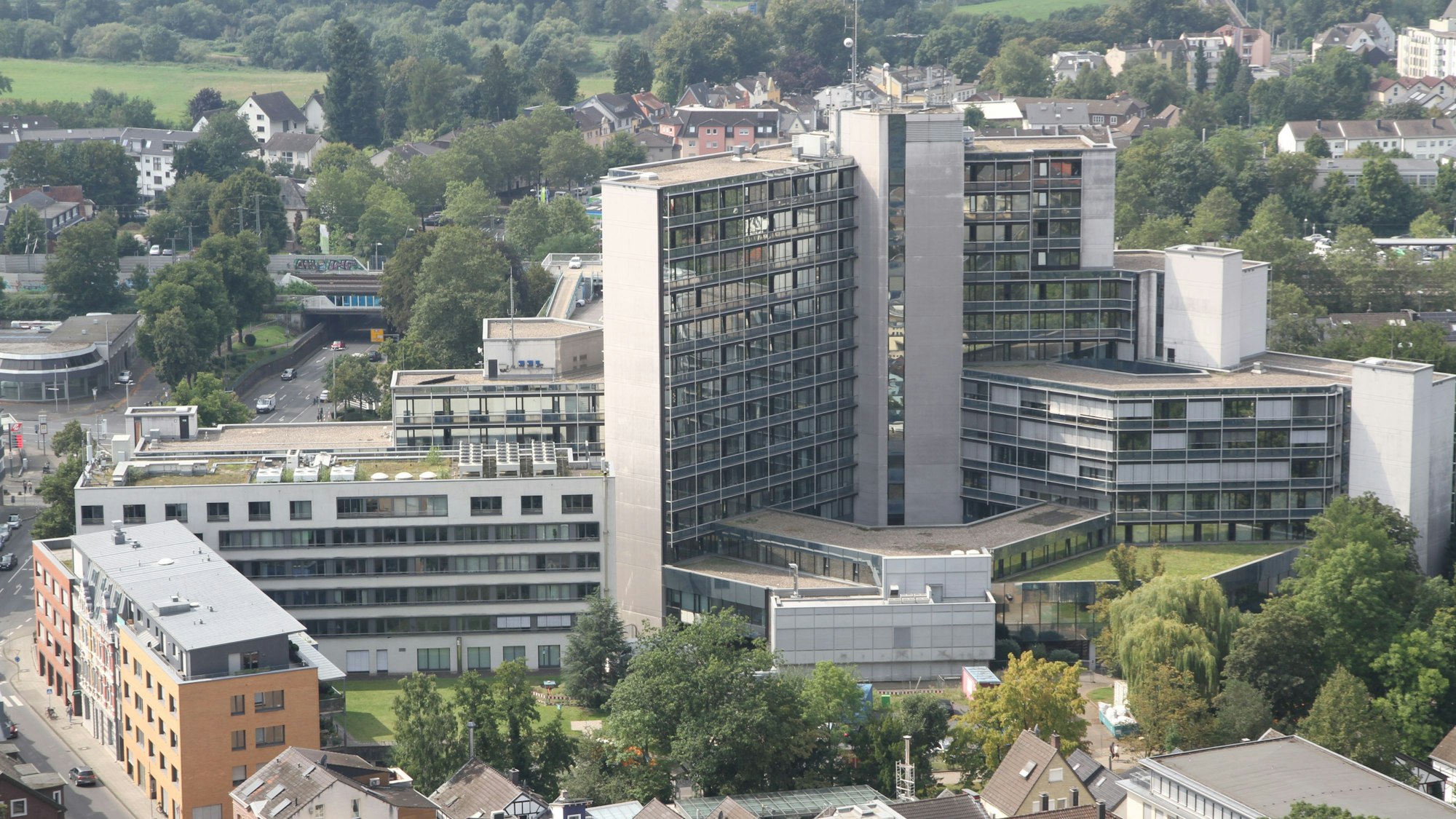 Das Siegburger Kreishaus vom Abteiturm auf dem Michaelsberg aus gesehen