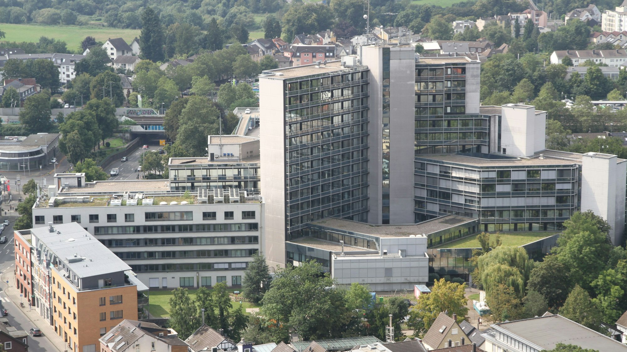Das Bild zeigt das Hochhaus der Kreisverwaltung Rhein-Sieg vom Michaelsberg aus gesehen.