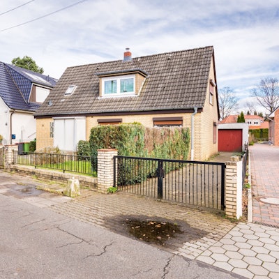 Altmodisches, etwas heruntergekommenes Haus.