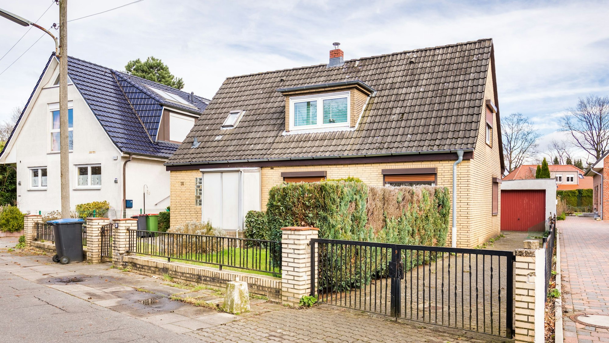 Altmodisches, etwas heruntergekommenes Haus.