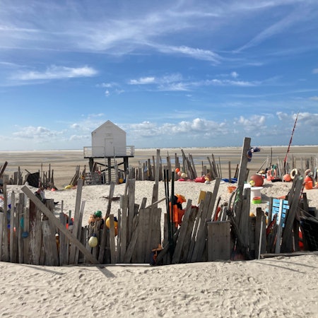Rund um das ehemalige Rettungshäuschen auf Vlieland werden alle Kuriositäten gesammelt, die die Nordsee anspült