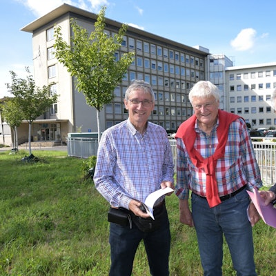 Die Stadthäuser in Bergisch Gladbach. Davor (v.l.) Thomas Klostermann, Lothar Eschbach und Mark vom Hofe vom Bergischen Geschichtsverein.