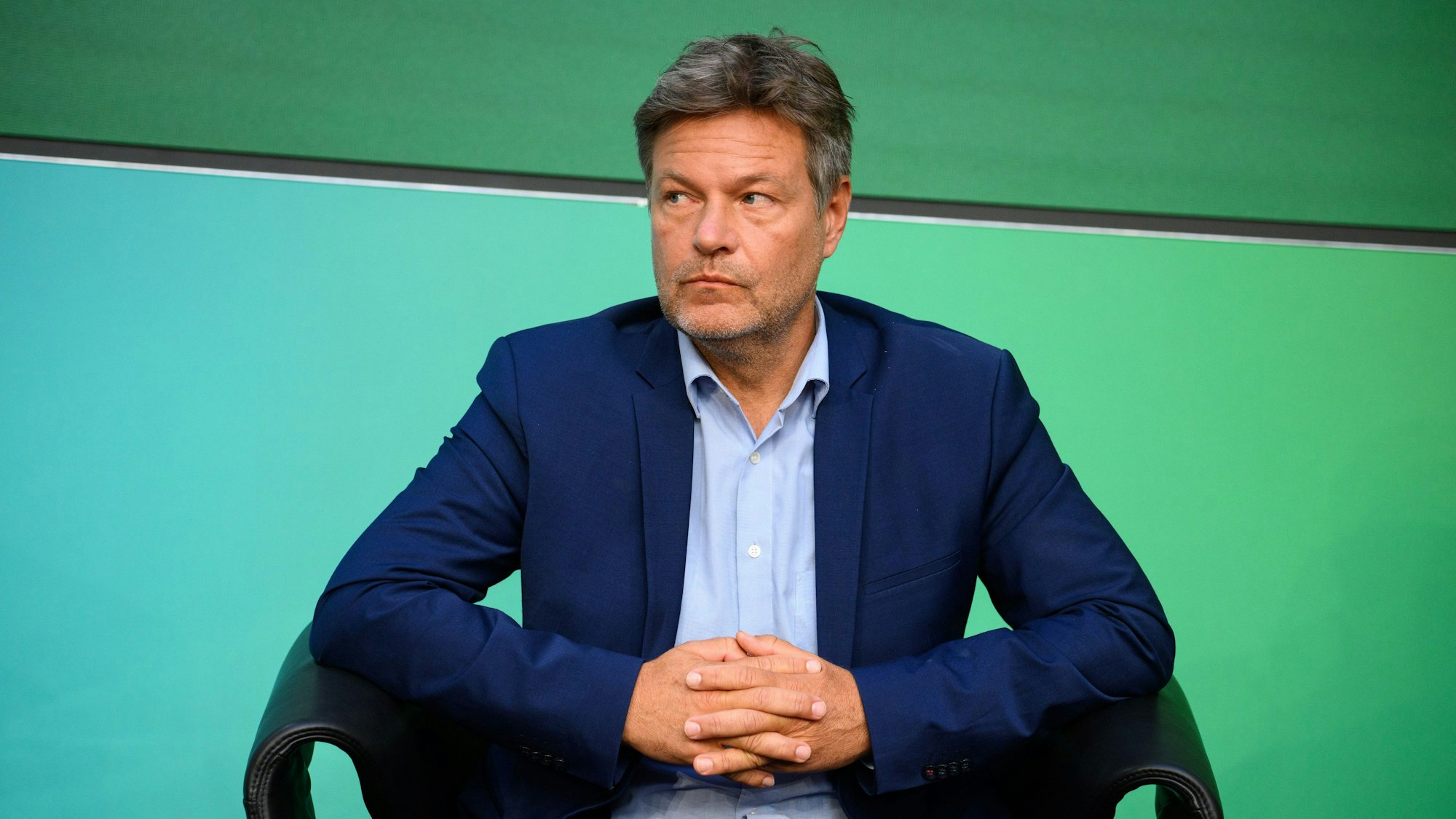 Robert Habeck (Bündnis 90/Die Grünen), Bundesminister für Wirtschaft und Klimaschutz, soll sich ins Goldene Buch der Stadt Wernigerode eintragen. Das wird von vielen kritisiert.