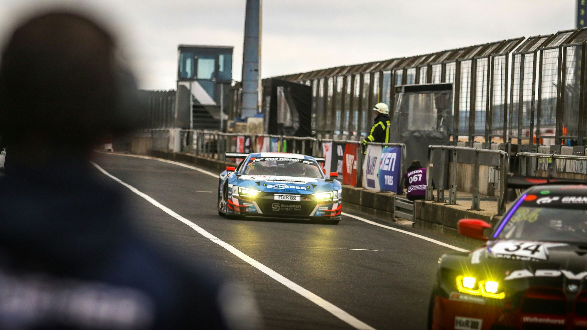 Der Audi von Frank Stippler fährt durch die Boxengasse.