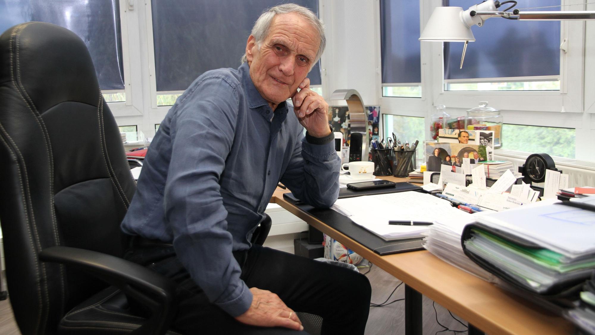 Wolfgang Overath am Schreibtisch in seinem Büro
