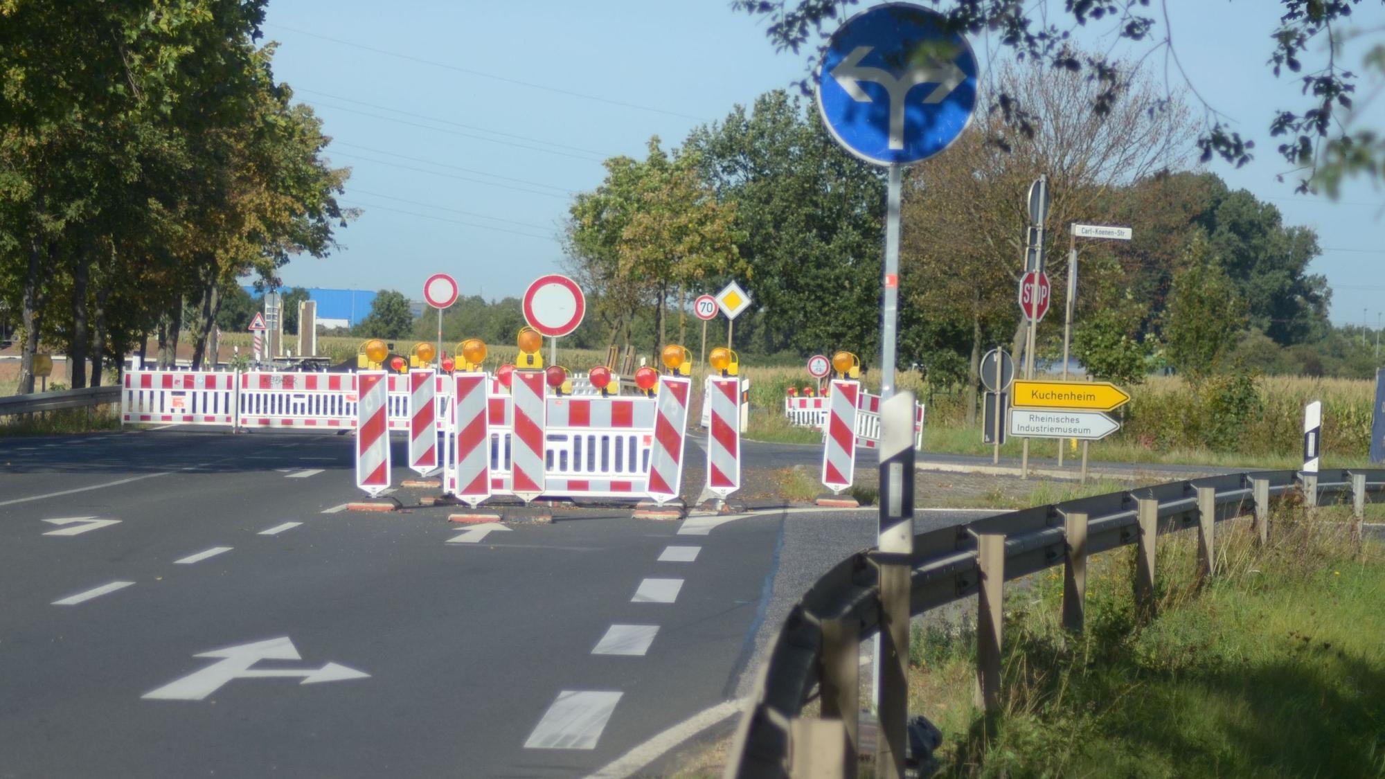 Verkehrsschilder auf der gesperrten Kreisstraße 24 bei Kuchenheim.