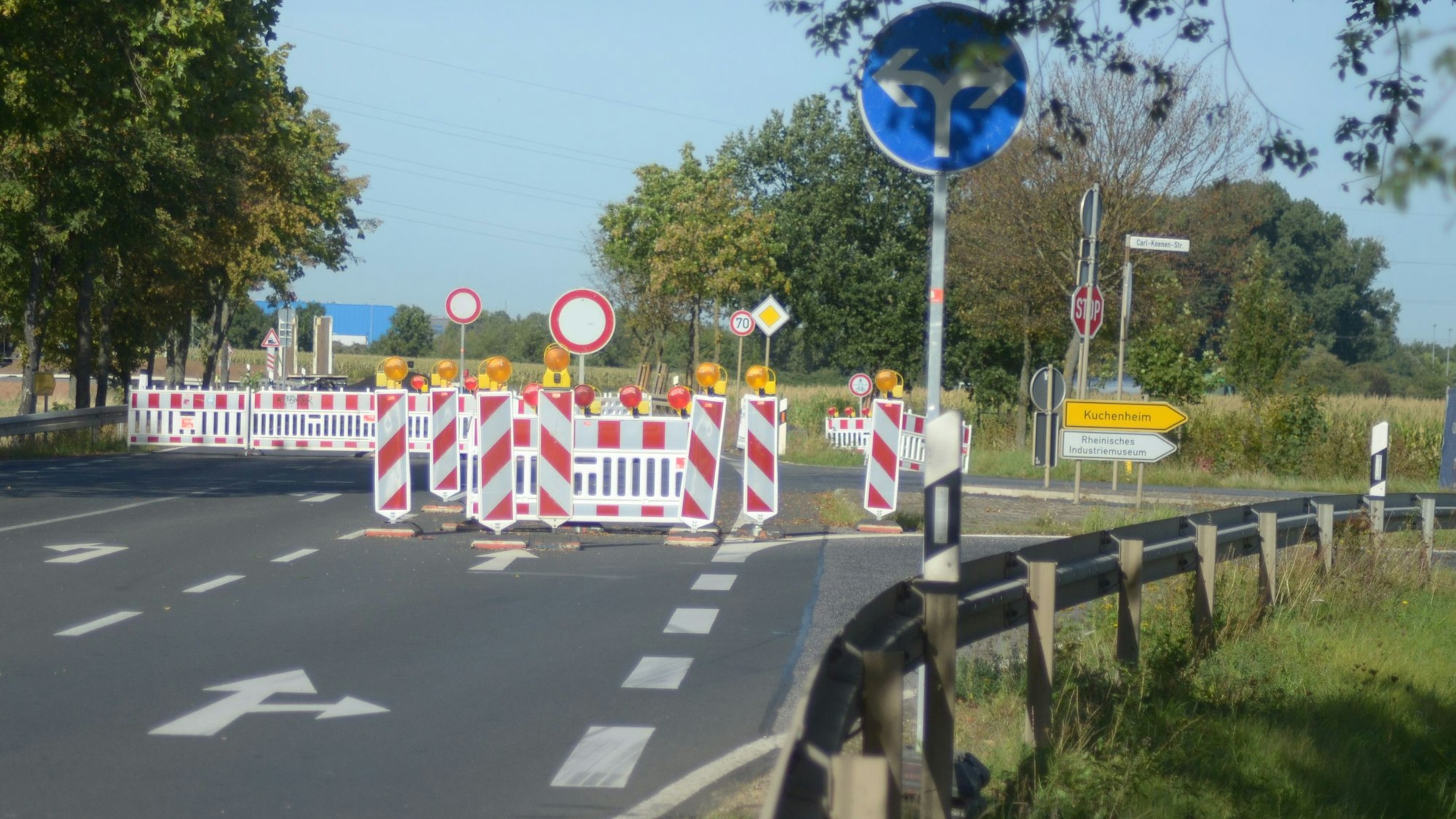 Verkehrsschilder auf der gesperrten Kreisstraße 24 bei Kuchenheim.