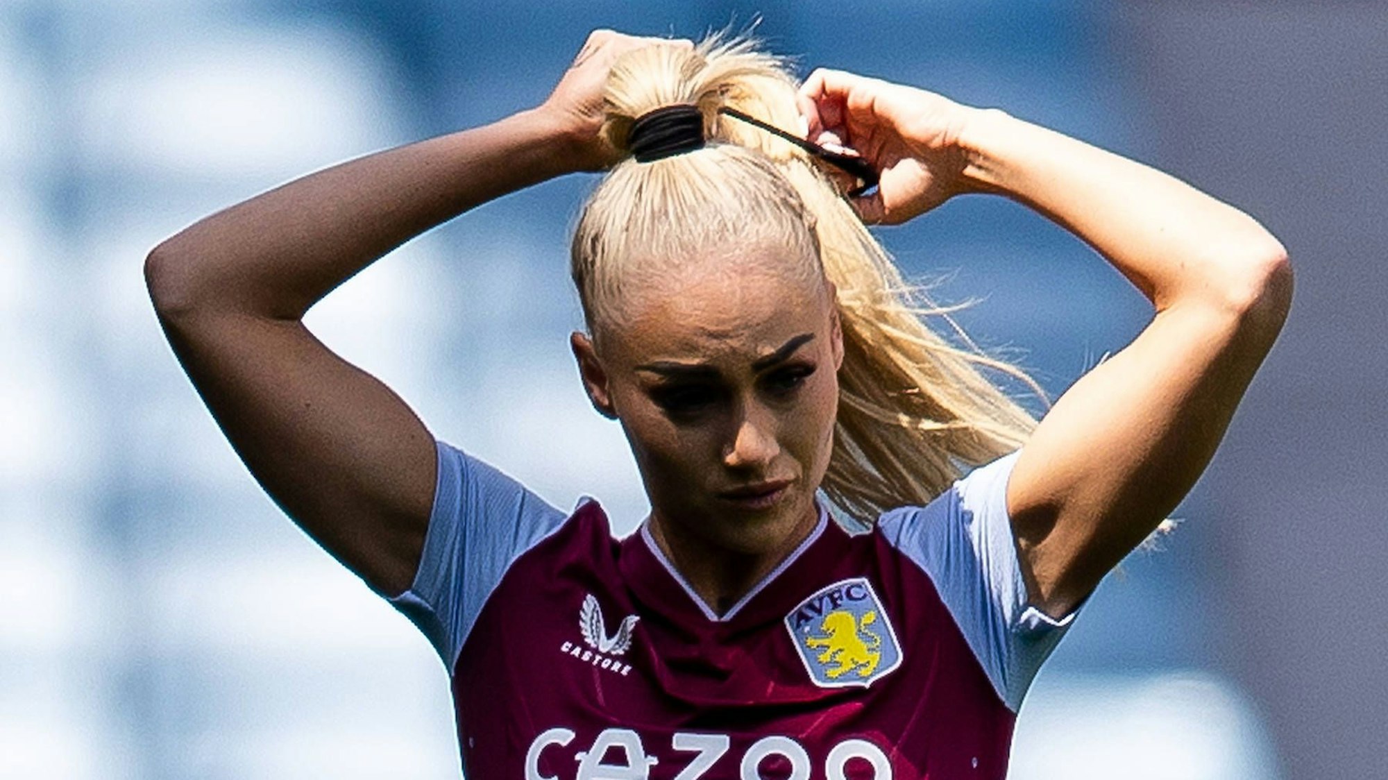 Die Schweizer Nationalspielerin Alisha Lehmann bereitet sich auf einen Einsatz für das Team von Aston Villa vor.