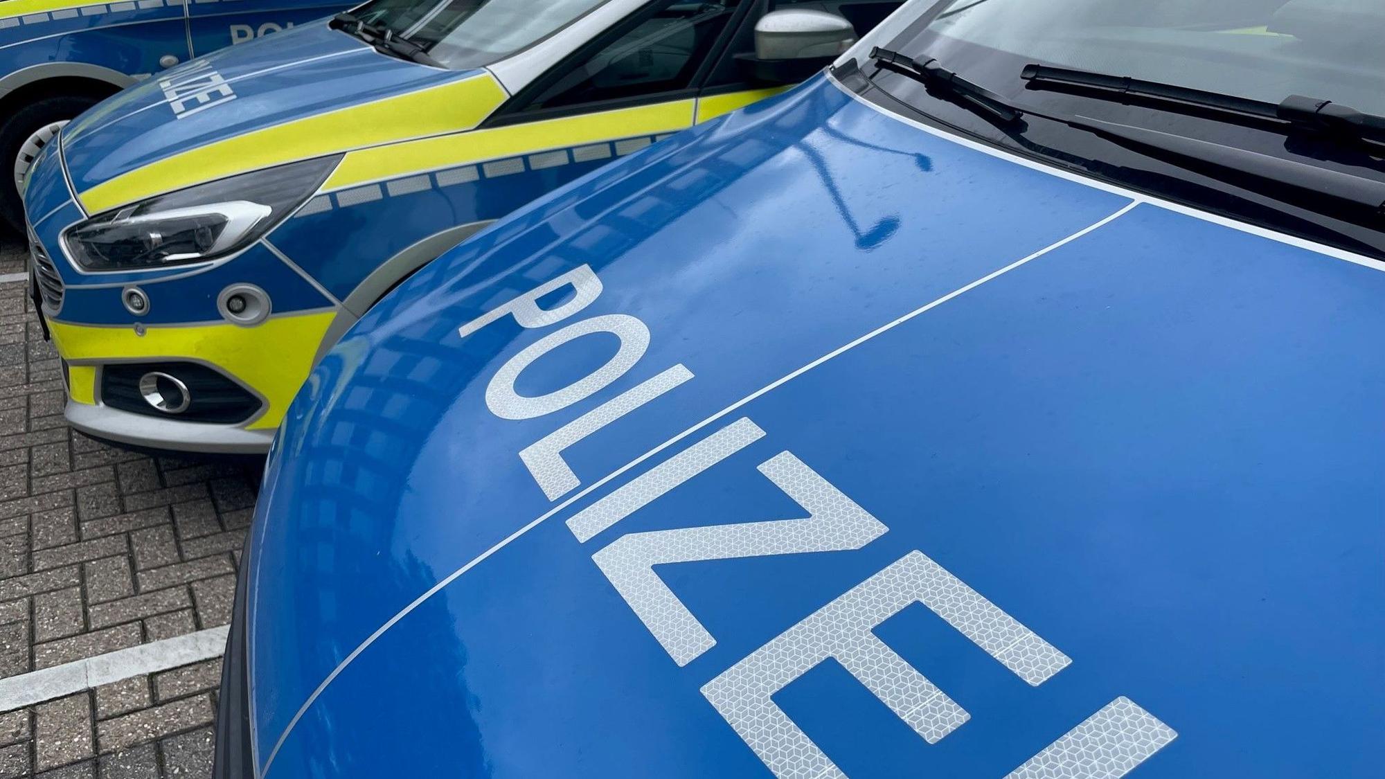 Mehrere Polizeiwagen stehen vor der Dienststelle in Euskirchen.