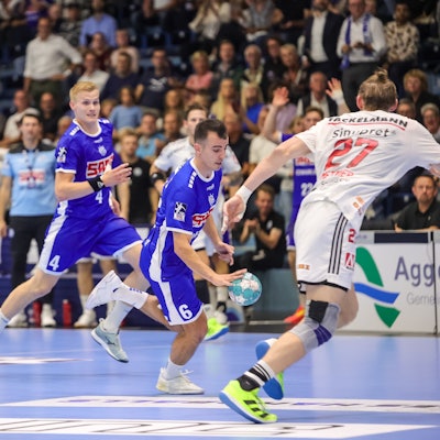 Handballer Milos Vujovic im Angriff.