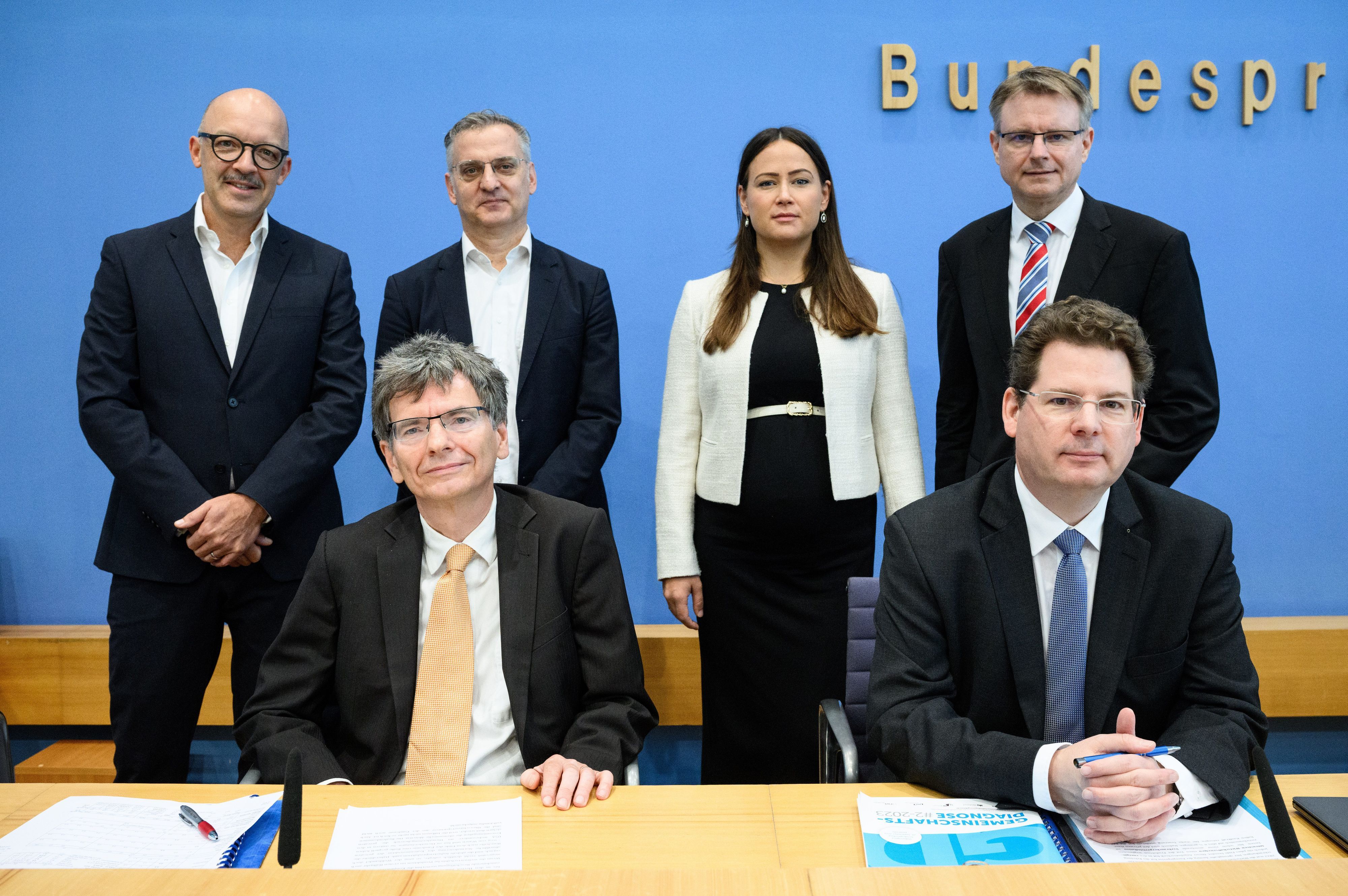 28.09.2023, Berlin: Axel Lindner, (vorne links) Leibniz-Institut für Wirtschaftsforschung Halle (IWH), und Oliver Holtemöller (vorne rechts), Leibniz-Institut für Wirtschaftsforschung Halle (IWH), stellen zusammen mit (hintere Reihe, l-r) Timo Wollmershäuser, ifo Institut · Leibniz-Institut für Wirtschaftsforschung an der Universität München, Torsten Schmidt, RWI Essen · Leibniz-Institut für Wirtschaftsforschung, Geraldine Dany-Knedlik, Deutsches Institut für Wirtschaftsforschung (DIW Berlin), und Stefan Kooths, Institut für Weltwirtschaft Kiel (IfW Kiel), die Gemeinschaftsdiagnose Herbst 2023 von führenden Wirtschaftsforschungsinstituten in der Bundespressekonferenz vor. Das Bruttoinlandsprodukt stagnierte im zweiten Quartal, Unternehmen klagen über im internationalen Vergleich hohe Energiepreise, zudem belastet eine lahmende Weltwirtschaft Exportunternehmen. Foto: Bernd von Jutrczenka/dpa +++ dpa-Bildfunk +++