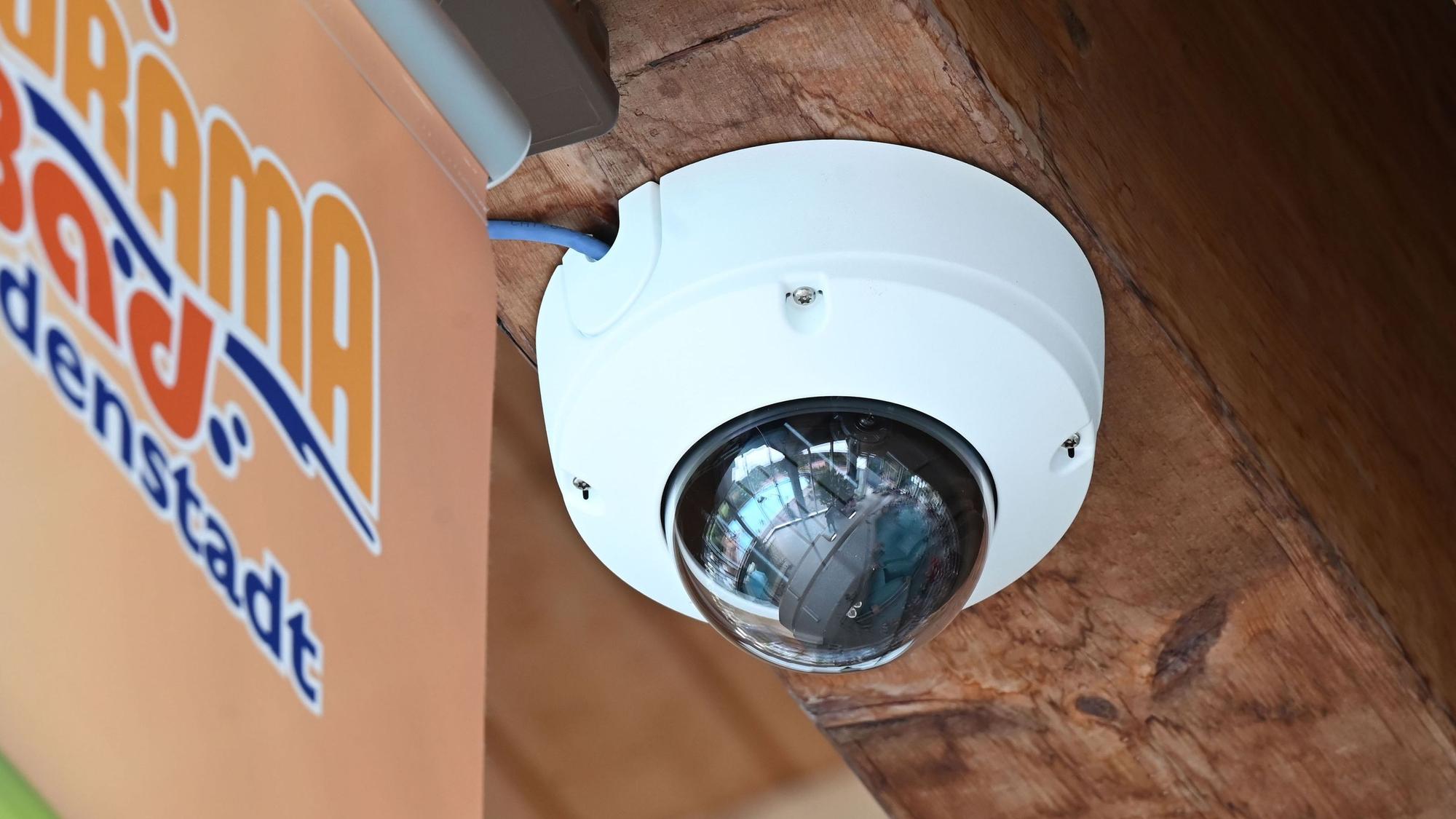An einem Holzbalken ist ein runder Plastikaufsatz mit schwarzem Fish-Eye befestigt.
