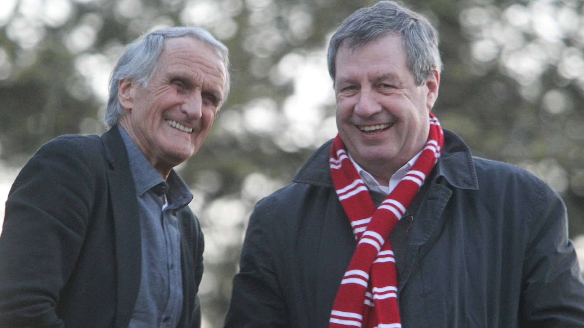 Weltmeister Wolfgang Overath (links) steht neben FC-Präsident Werner Wolf