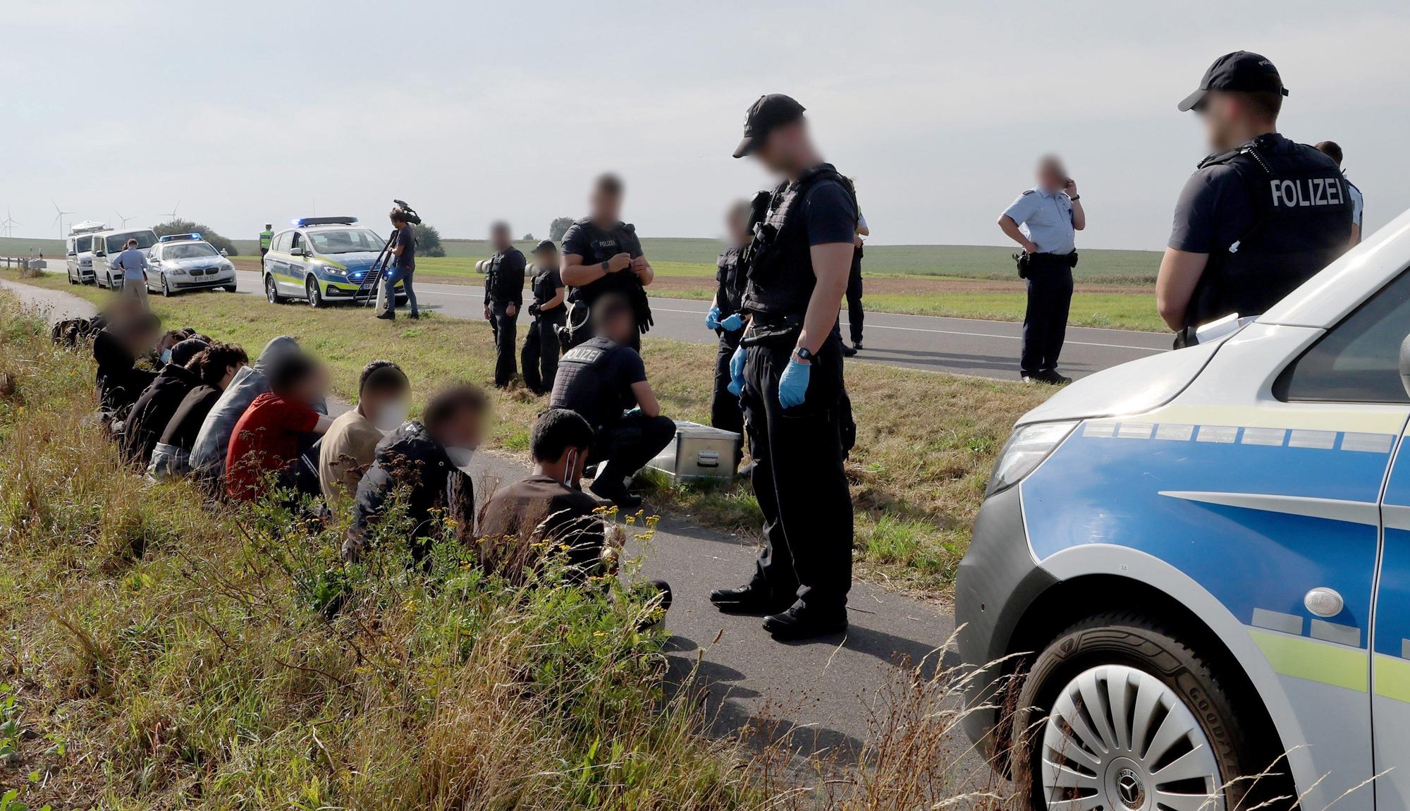 28.09.2023, Mecklenburg-Vorpommern, Schwennenz: Eine Gruppe von 18 Männern und einer Frau, nach eigenen Angaben aus Syrien, wird nach einem Bürgerhinweis von der Bundespolizei in der Nähe der polnischen Grenze aufgegriffen. Noch vor Ort wurden Corona-Schnelltests durchgeführt. Später sollten die Menschen in der Bundespolizeiinspektion Pasewalk befragt, weiter identifiziert und durchsucht werden. Die Zahl unerlaubter Einreisen über die polnische Grenze hat nach Angaben der Bundespolizei zuletzt zugenommen. In der Zuständigkeit der Bundespolizeiinspektion Pasewalk waren es nach dpa-Informationen im September bislang mehr als 350, im August waren es noch 145. Foto: Bernd Wüstneck/dpa - ACHTUNG: die Personen wurden aus rechtlichen Gründen gepixelt +++ dpa-Bildfunk +++
