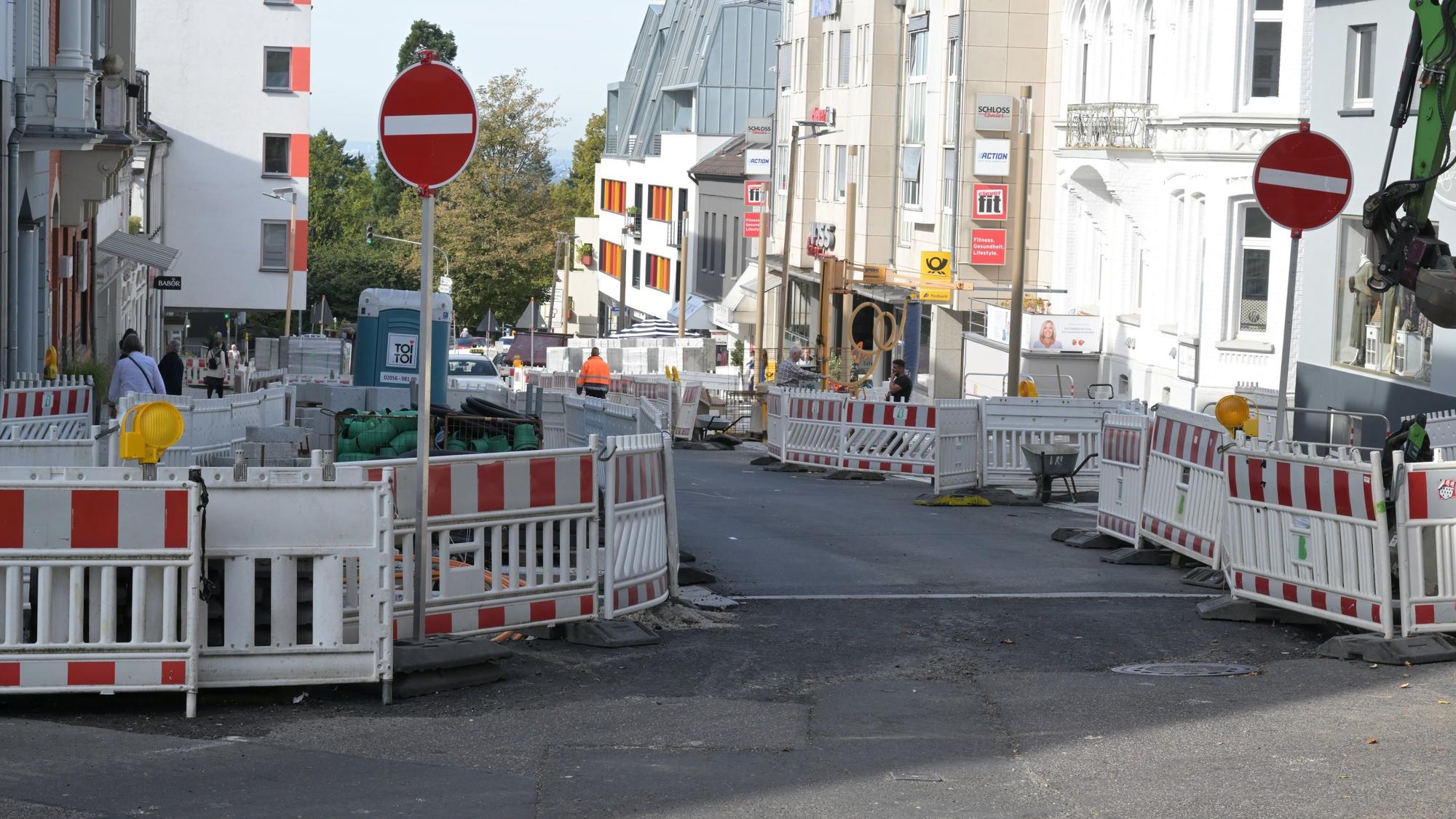 Auf der Schloßstraße stehen auf beiden Seiten Zäune.