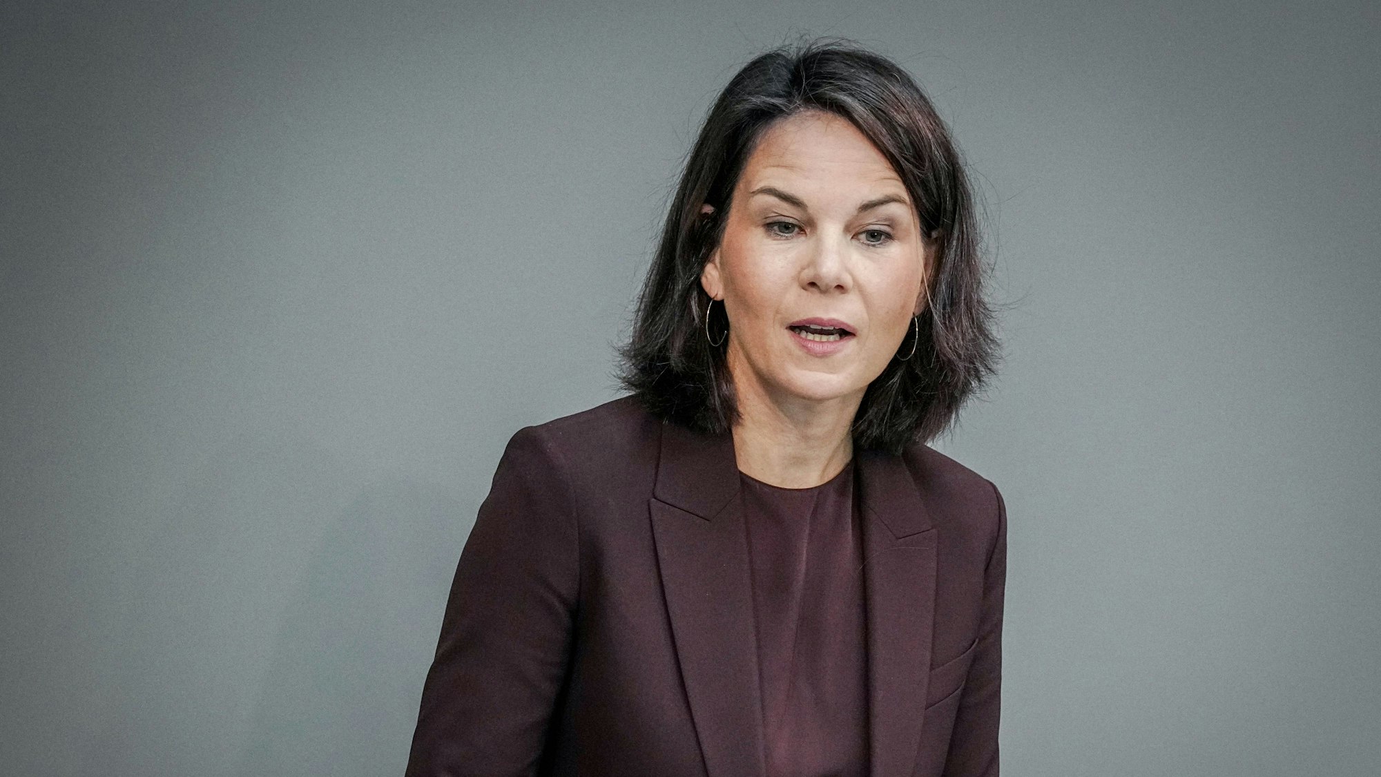 Annalena Baerbock (Bündnis 90/Die Grünen), Außenministerin, spricht im Plenum des Bundestags zu den Abgeordneten.