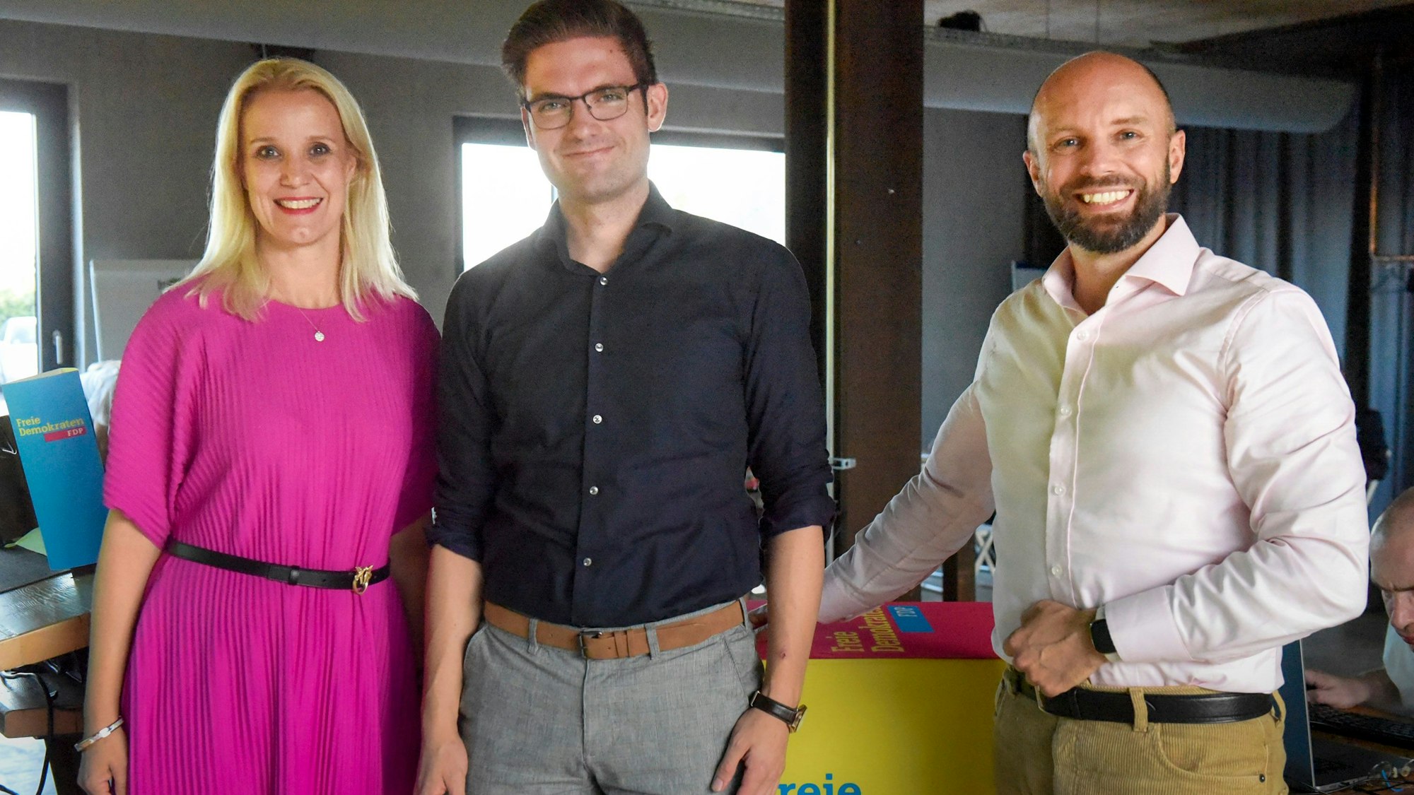 Auf dem Foto ist der Europakandidat der FDP im Rhein-Erft-Kreis, Marcel Japes zu sehen. Seine Parteifreunde Susanne Kayser-Dobiey und Christian Pohlmann gratulieren ihm zu seiner Wahl.