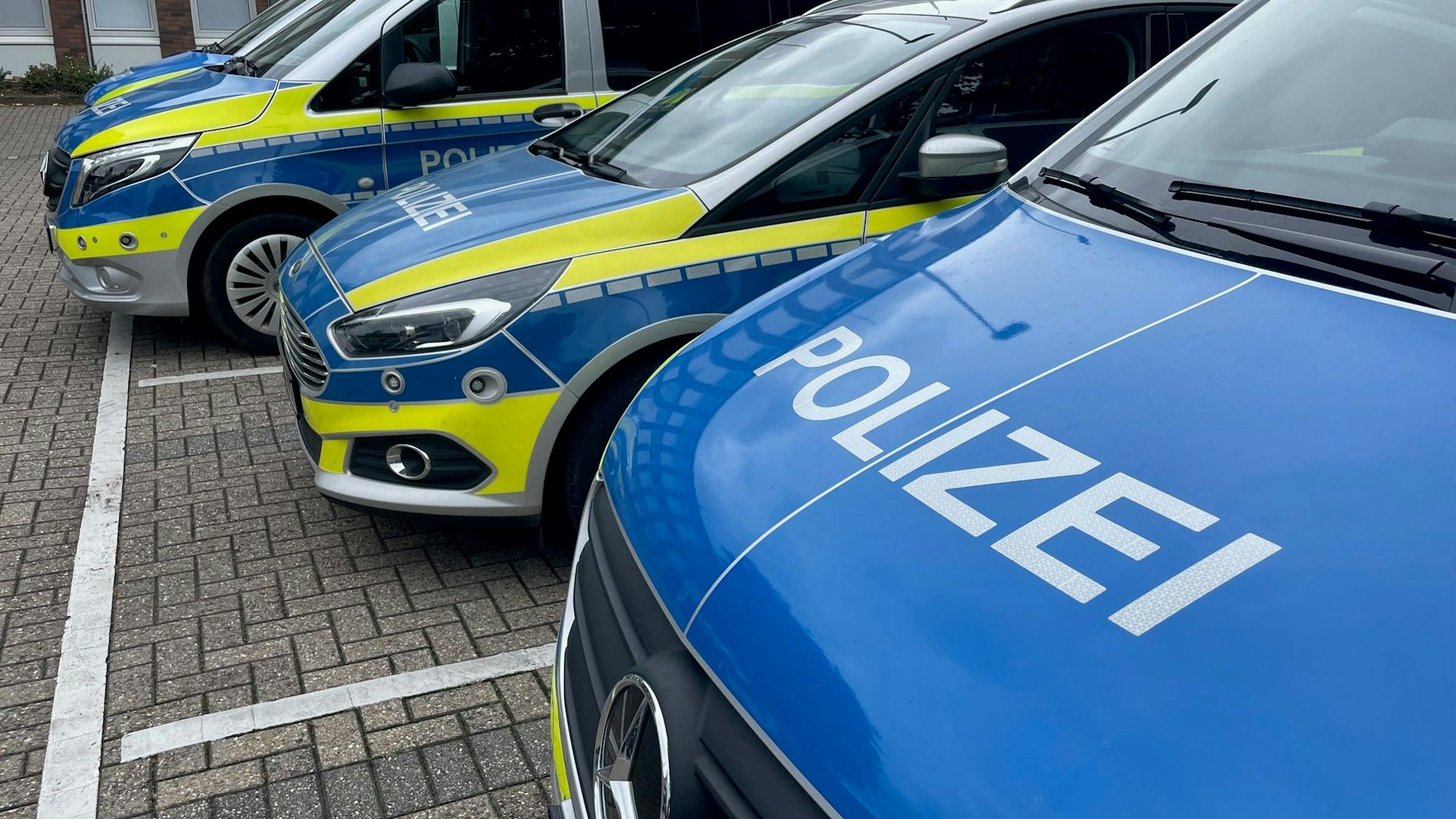 Mehrere Polizeiwagen stehen vor der Dienstbehörde in Euskirchen (Symbolbild).