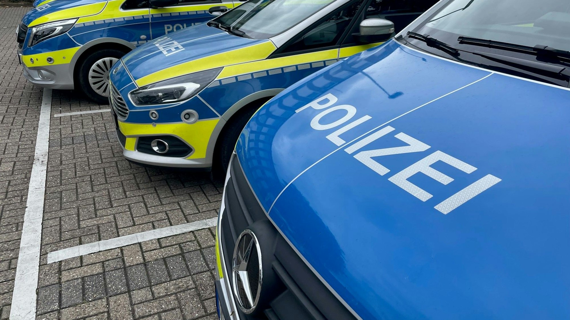 Mehrere Polizeiwagen stehen vor der Dienstbehörde in Euskirchen.