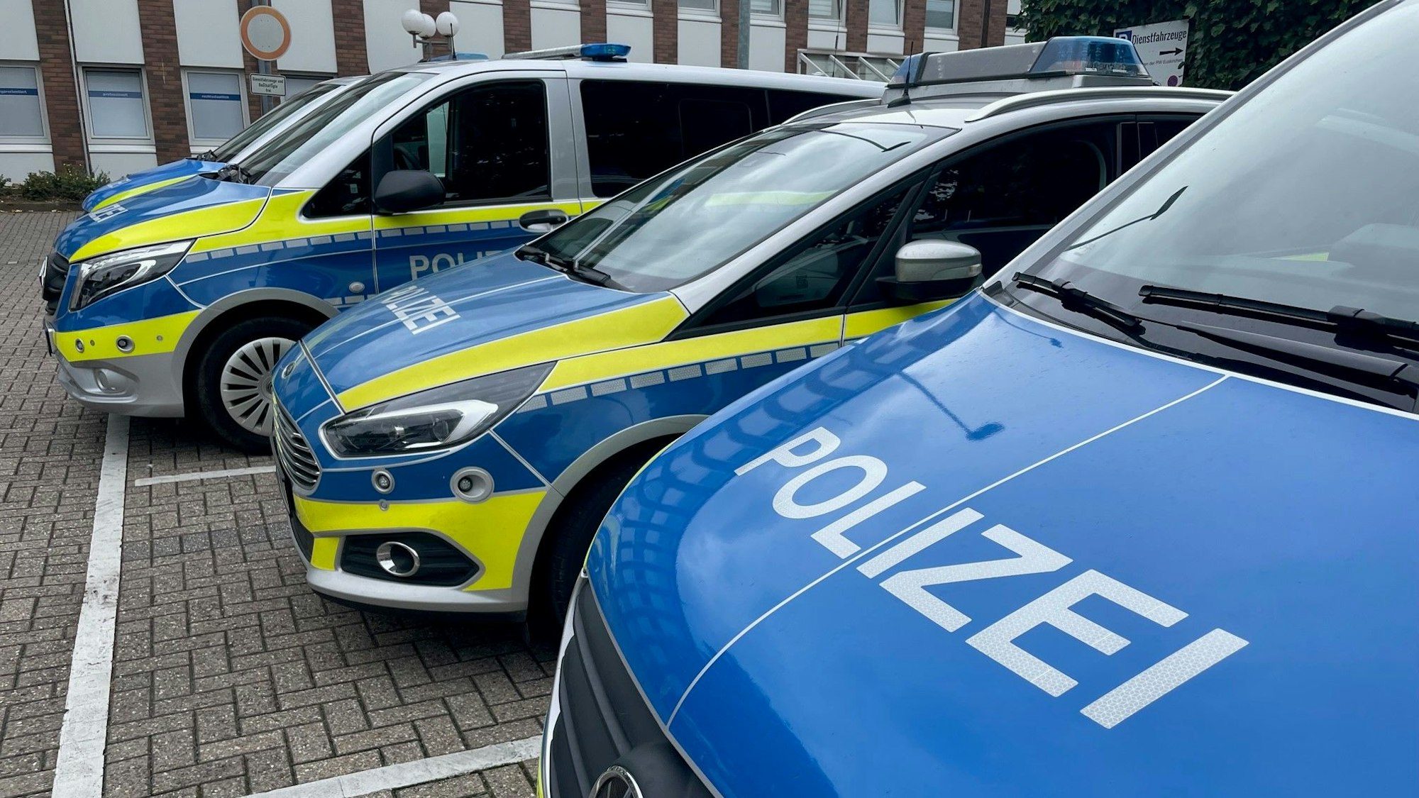 Das Symbolfoto zeigt mehrere geparkte Polizeiautos.
