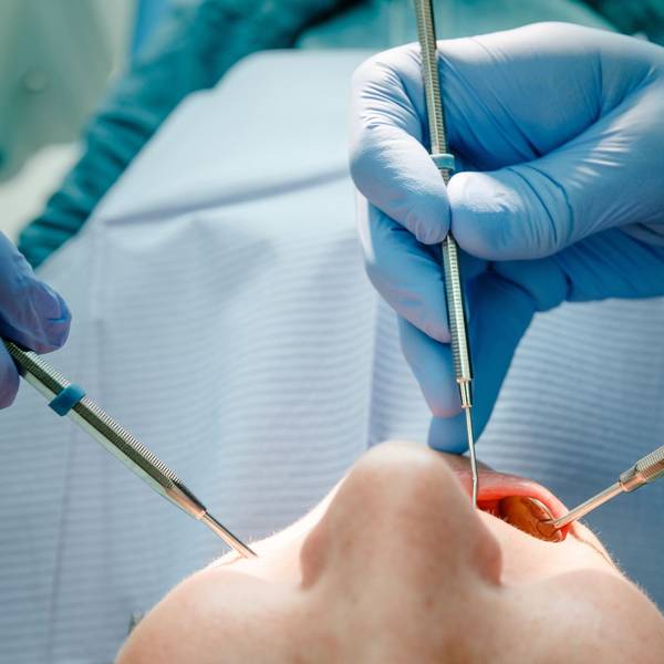 Patientin beim Zahnarzt: Nach Darstellung von Friedrich Merz bekommen deutsche Bürger keine Termine, weil abgelehnte Asylbewerber sich die Zähne machen lassen.