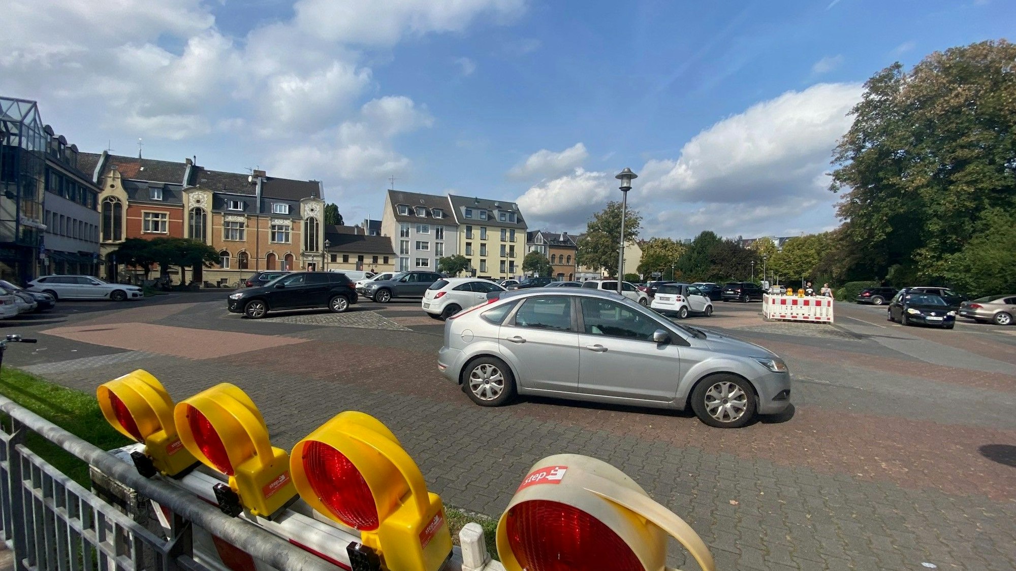 Zu sehen ist der Belvedere, auf dem wieder geparkte Autos stehen.