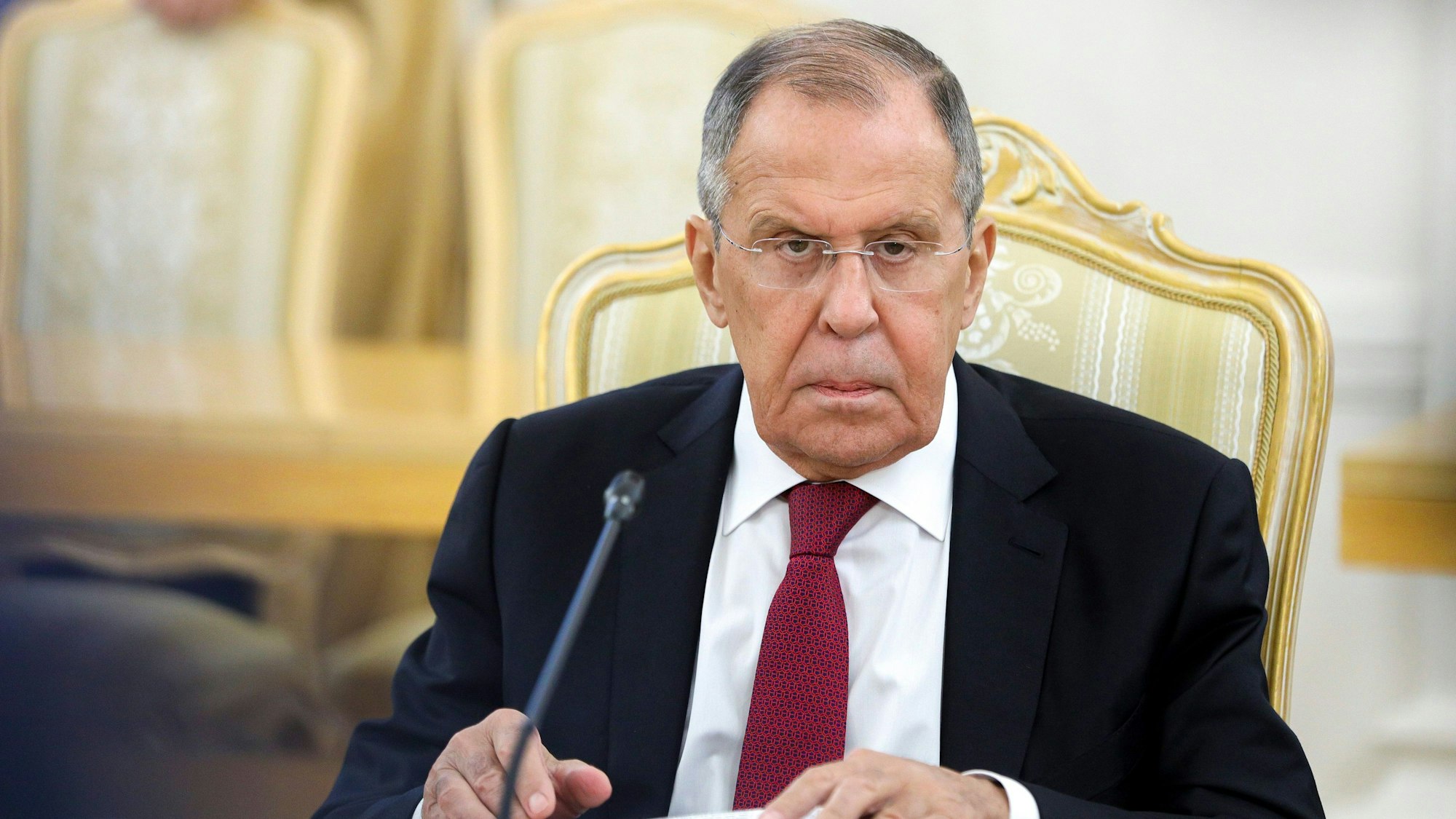 ARCHIV - 18.09.2023, Russland, Moskau: HANDOUT - Dieses vom Pressedienst des russischen Außenministeriums zur Verfügung gestellte Foto zeigt Sergej Lawrow, Außenminister von Russland, während eines Treffens mit Chinas Außenminister Wang. Foto: -/Russian Foreign Ministry Press Service/AP/dpa - ACHTUNG: Nur zur redaktionellen Verwendung und nur mit vollständiger Nennung des vorstehenden Credits +++ dpa-Bildfunk +++