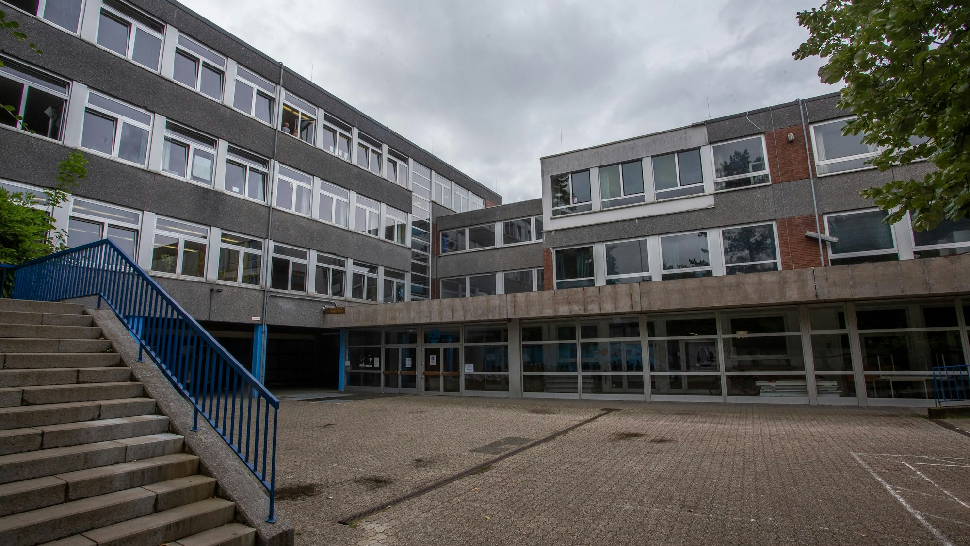Das Foto zeigt das Gebäude der Konrad-Adenauer-Hauptschule Wipperfürth.