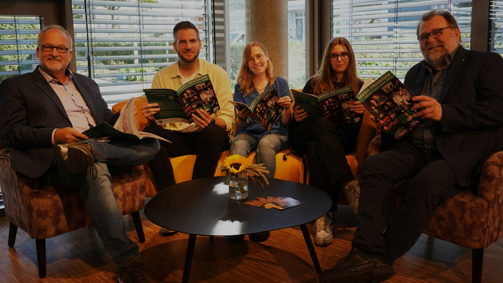 Auf dem Foto ist das Medio-Team zu sehen, das das neue Programm vorstellt.